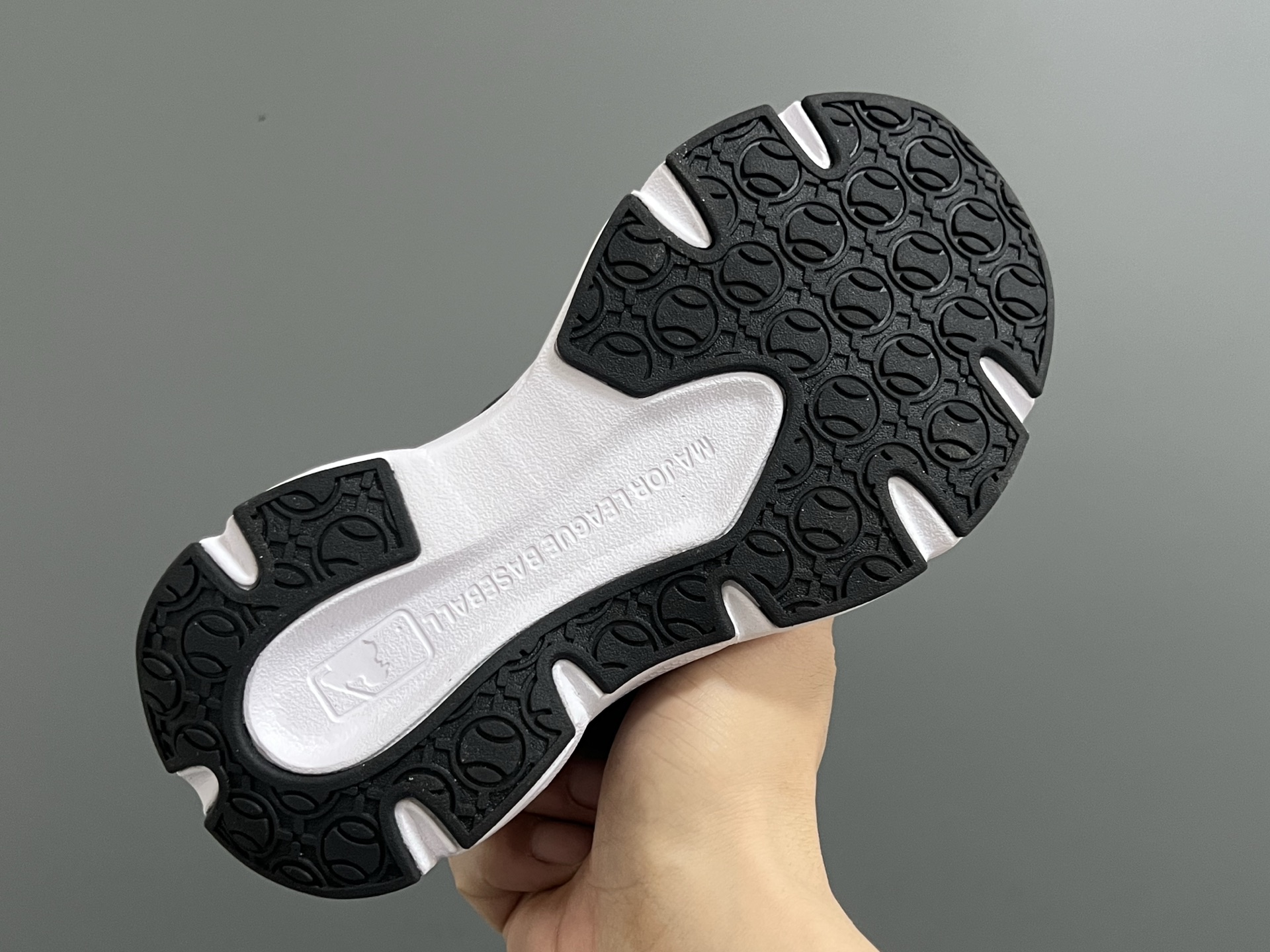 图片[8]-M家春夏新款旋钮网面儿童复古跑鞋 尺码：26-37码 经典MLB系列❤️ 百搭又时髦✨ 精致旋转扣设计，穿脱超方便✌🏻 优质面料拼接，质感满满💯 耐磨防滑大底，满足日常需求✔️-选品中心