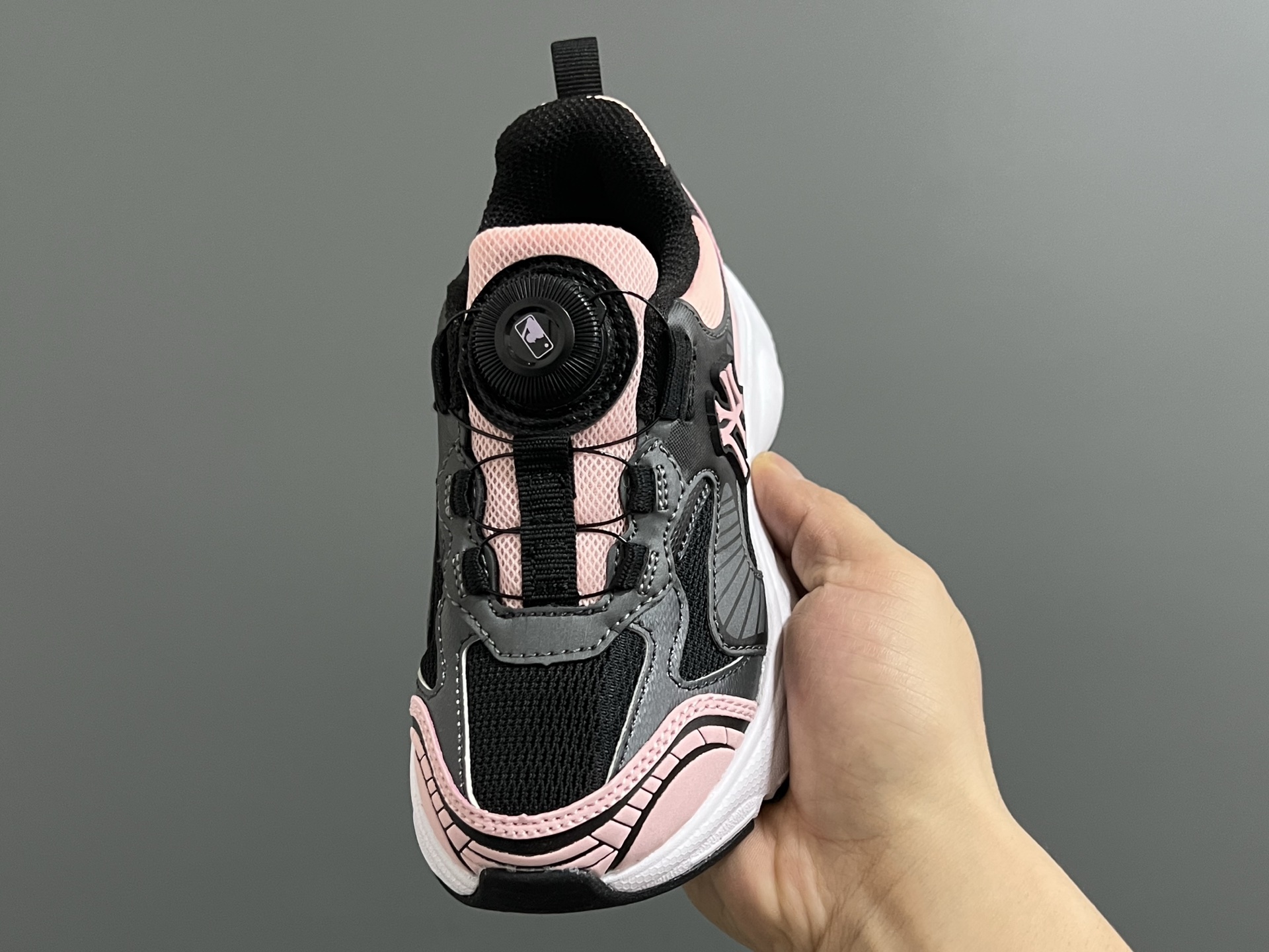 图片[3]-M家春夏新款旋钮网面儿童复古跑鞋 尺码：26-37码 经典MLB系列❤️ 百搭又时髦✨ 精致旋转扣设计，穿脱超方便✌🏻 优质面料拼接，质感满满💯 耐磨防滑大底，满足日常需求✔️-选品中心