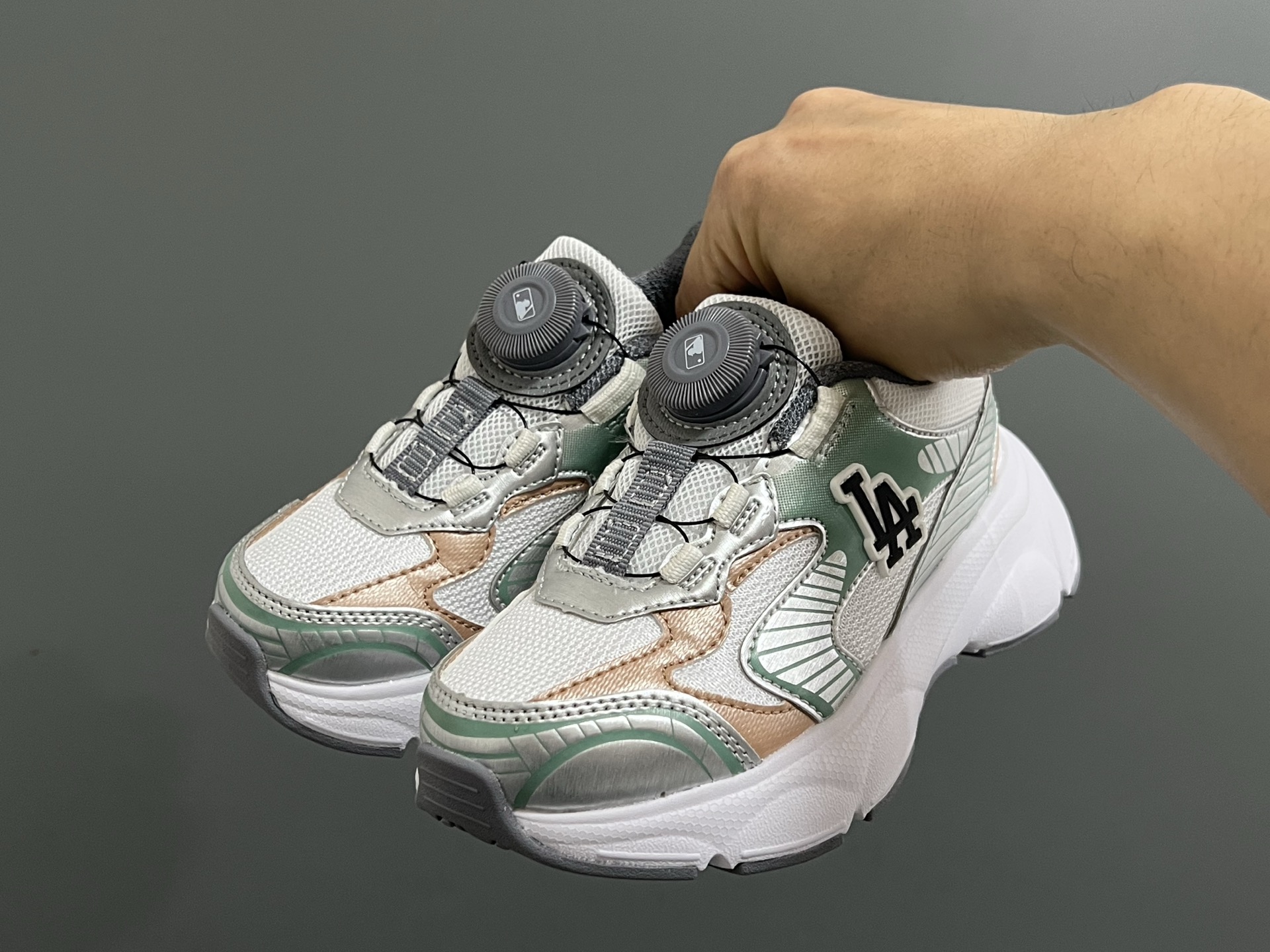 图片[2]-M家春夏新款旋钮网面儿童复古跑鞋 尺码：26-37码 经典MLB系列❤️ 百搭又时髦✨ 精致旋转扣设计，穿脱超方便✌🏻 优质面料拼接，质感满满💯 耐磨防滑大底，满足日常需求✔️-选品中心