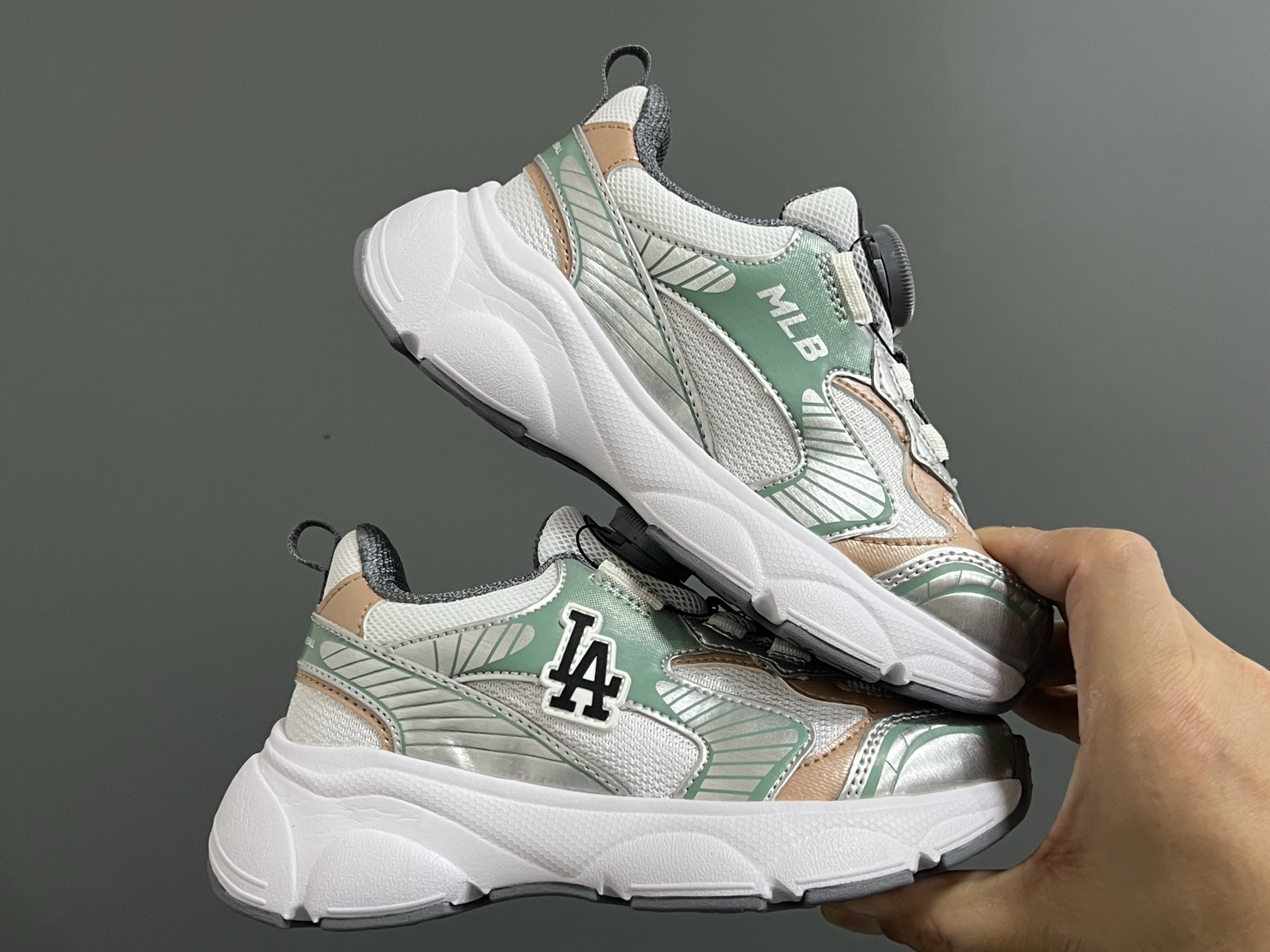 图片[9]-M家春夏新款旋钮网面儿童复古跑鞋 尺码：26-37码 经典MLB系列❤️ 百搭又时髦✨ 精致旋转扣设计，穿脱超方便✌🏻 优质面料拼接，质感满满💯 耐磨防滑大底，满足日常需求✔️-选品中心