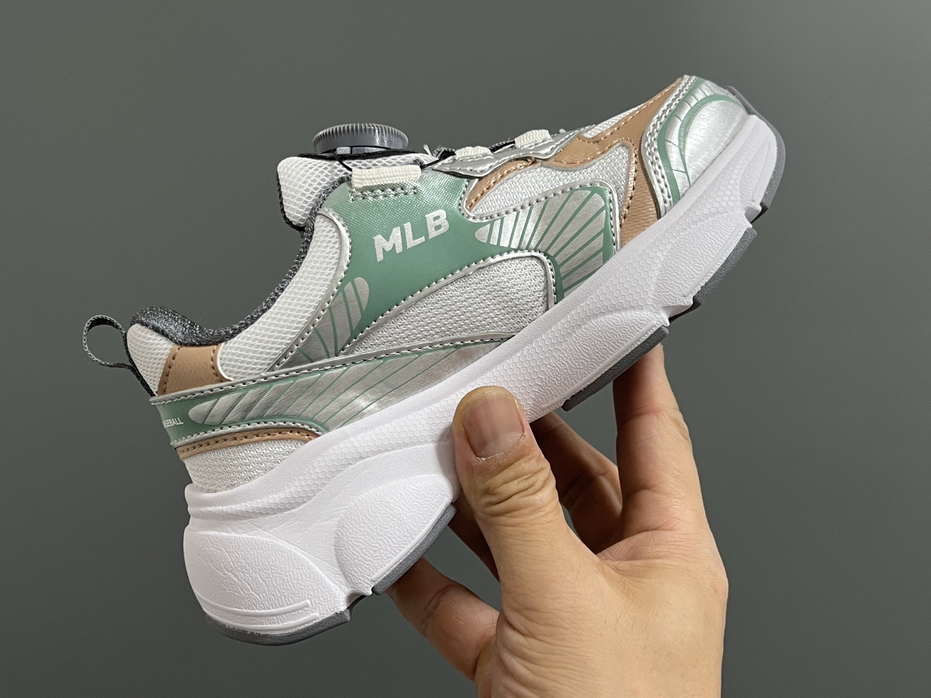 图片[6]-M家春夏新款旋钮网面儿童复古跑鞋 尺码：26-37码 经典MLB系列❤️ 百搭又时髦✨ 精致旋转扣设计，穿脱超方便✌🏻 优质面料拼接，质感满满💯 耐磨防滑大底，满足日常需求✔️-选品中心