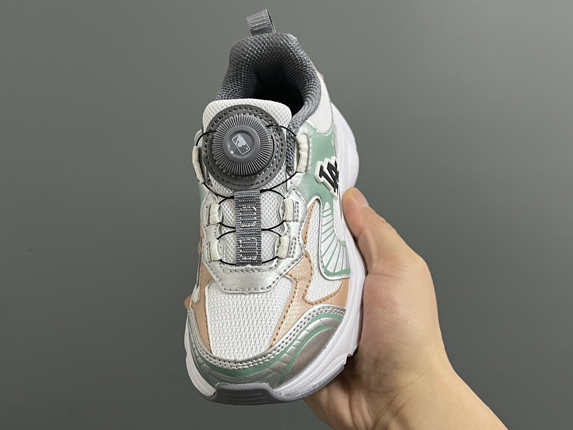 图片[3]-M家春夏新款旋钮网面儿童复古跑鞋 尺码：26-37码 经典MLB系列❤️ 百搭又时髦✨ 精致旋转扣设计，穿脱超方便✌🏻 优质面料拼接，质感满满💯 耐磨防滑大底，满足日常需求✔️-选品中心