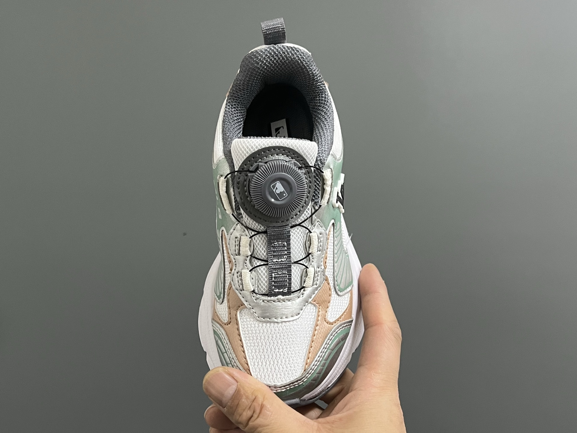 图片[8]-M家春夏新款旋钮网面儿童复古跑鞋 尺码：26-37码 经典MLB系列❤️ 百搭又时髦✨ 精致旋转扣设计，穿脱超方便✌🏻 优质面料拼接，质感满满💯 耐磨防滑大底，满足日常需求✔️-选品中心