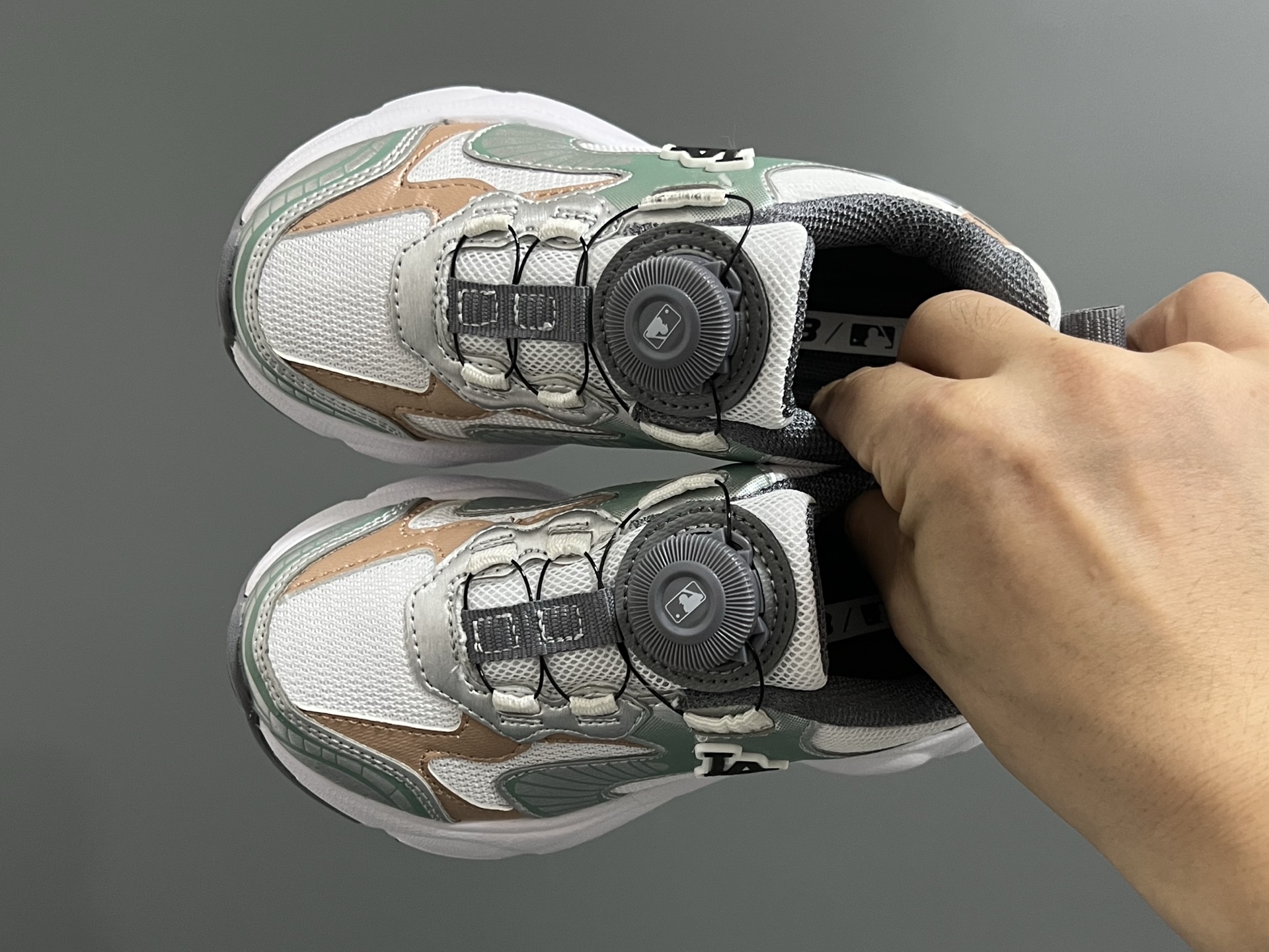 M家春夏新款旋钮网面儿童复古跑鞋 尺码：26-37码 经典MLB系列❤️ 百搭又时髦✨ 精致旋转扣设计，穿脱超方便✌🏻 优质面料拼接，质感满满💯 耐磨防滑大底，满足日常需求✔️-选品中心