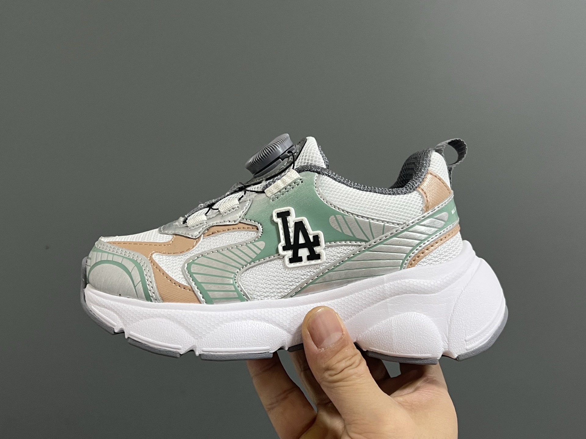 图片[4]-M家春夏新款旋钮网面儿童复古跑鞋 尺码：26-37码 经典MLB系列❤️ 百搭又时髦✨ 精致旋转扣设计，穿脱超方便✌🏻 优质面料拼接，质感满满💯 耐磨防滑大底，满足日常需求✔️-选品中心