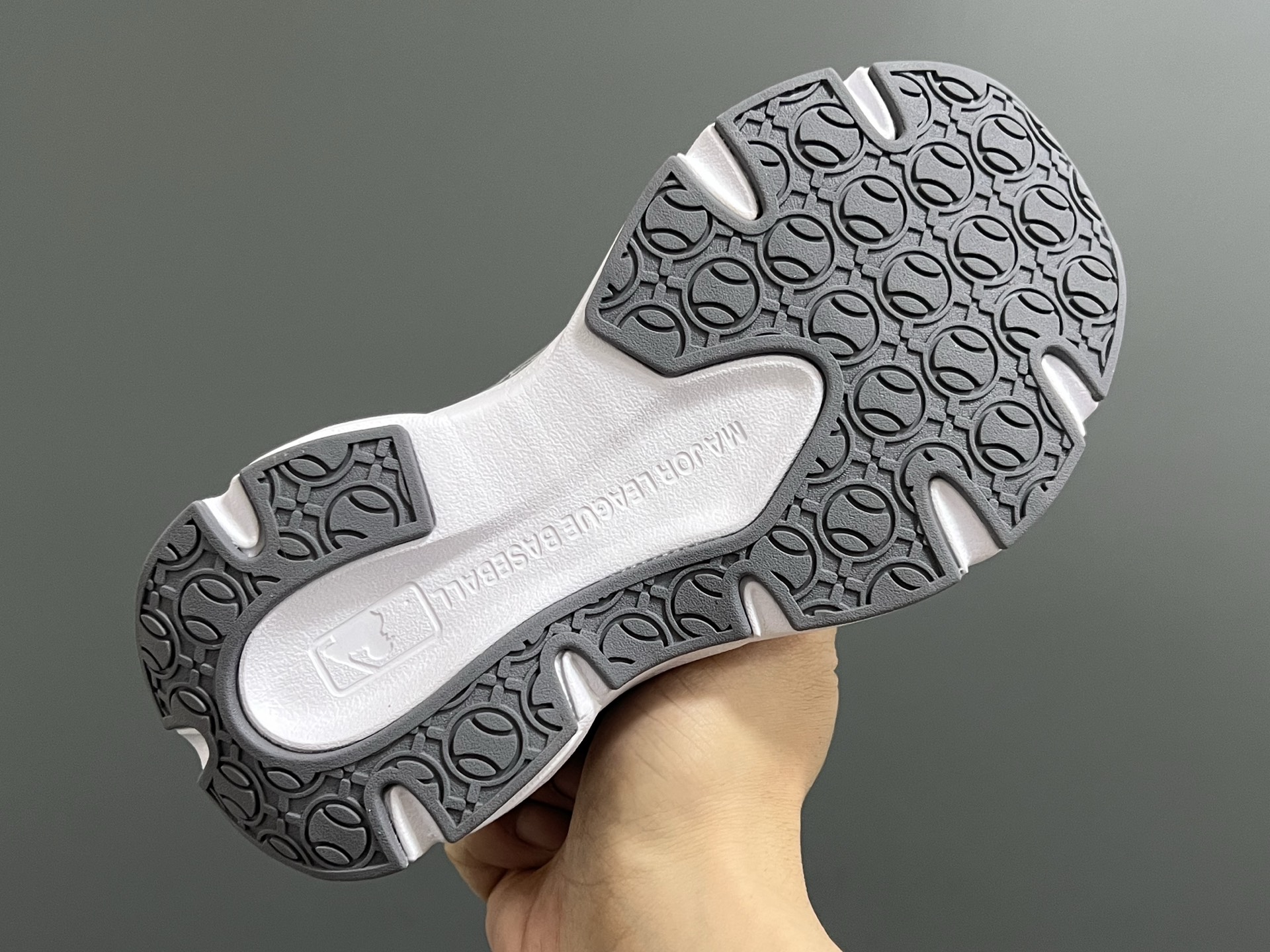 图片[5]-M家春夏新款旋钮网面儿童复古跑鞋 尺码：26-37码 经典MLB系列❤️ 百搭又时髦✨ 精致旋转扣设计，穿脱超方便✌🏻 优质面料拼接，质感满满💯 耐磨防滑大底，满足日常需求✔️-选品中心