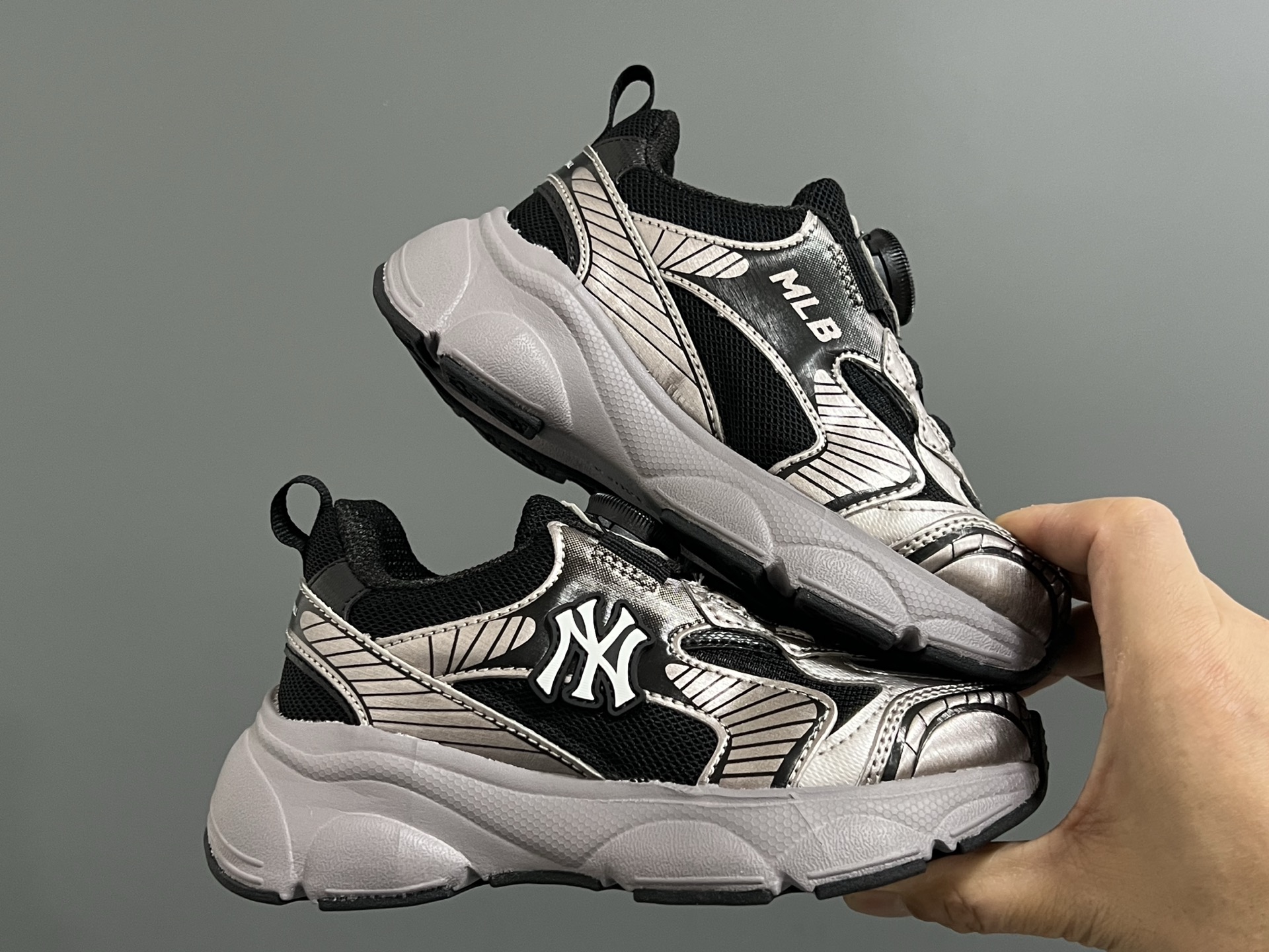 图片[9]-M家春夏新款旋钮网面儿童复古跑鞋 尺码：26-37码 经典MLB系列❤️ 百搭又时髦✨ 精致旋转扣设计，穿脱超方便✌🏻 优质面料拼接，质感满满💯 耐磨防滑大底，满足日常需求✔️-选品中心