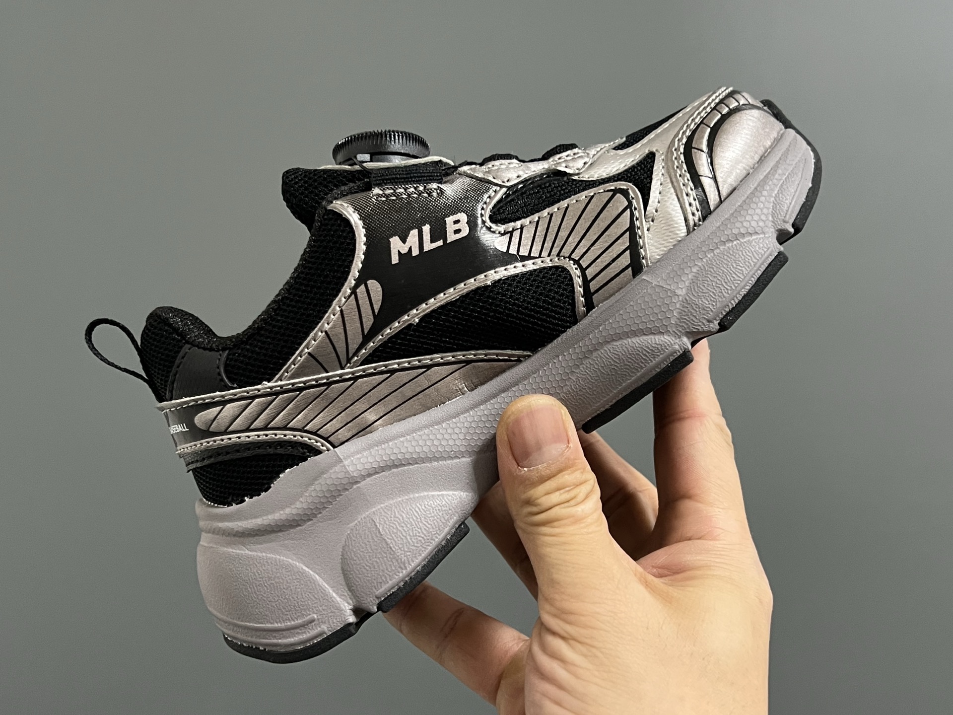 图片[6]-M家春夏新款旋钮网面儿童复古跑鞋 尺码：26-37码 经典MLB系列❤️ 百搭又时髦✨ 精致旋转扣设计，穿脱超方便✌🏻 优质面料拼接，质感满满💯 耐磨防滑大底，满足日常需求✔️-选品中心