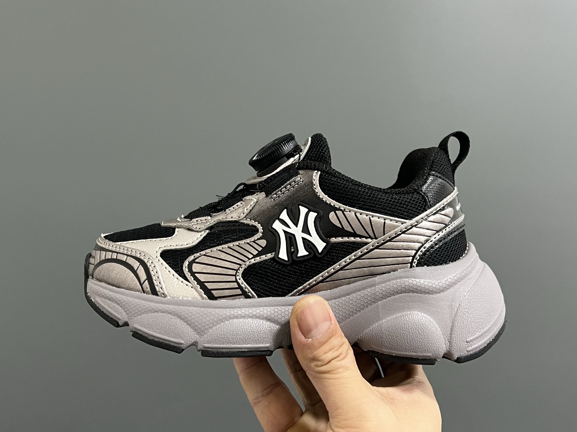 图片[4]-M家春夏新款旋钮网面儿童复古跑鞋 尺码：26-37码 经典MLB系列❤️ 百搭又时髦✨ 精致旋转扣设计，穿脱超方便✌🏻 优质面料拼接，质感满满💯 耐磨防滑大底，满足日常需求✔️-选品中心