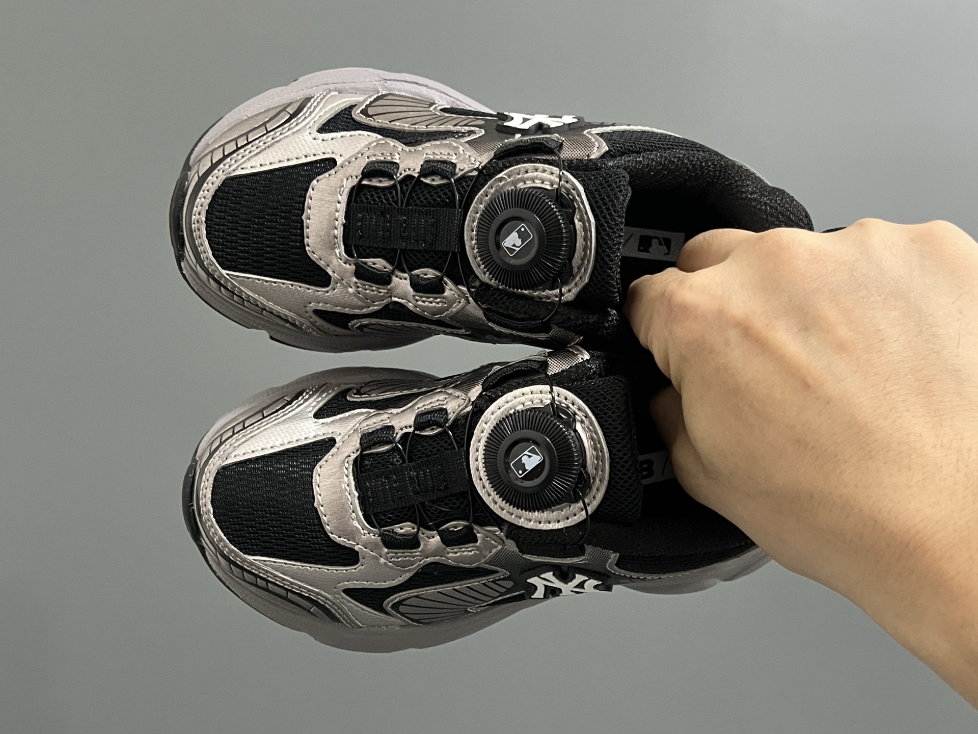 M家春夏新款旋钮网面儿童复古跑鞋 尺码：26-37码 经典MLB系列❤️ 百搭又时髦✨ 精致旋转扣设计，穿脱超方便✌🏻 优质面料拼接，质感满满💯 耐磨防滑大底，满足日常需求✔️-选品中心