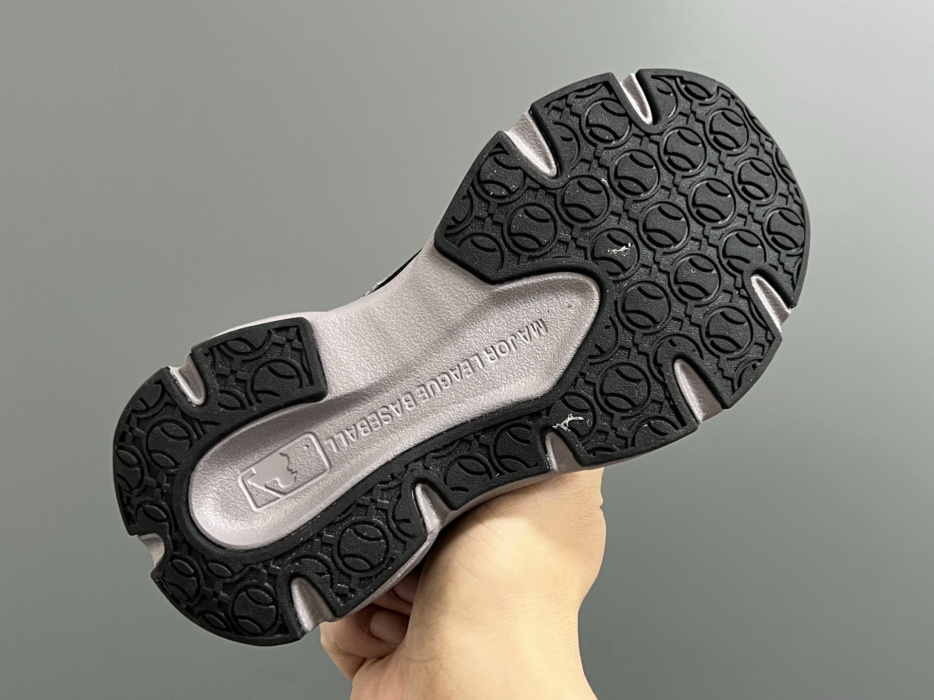 图片[5]-M家春夏新款旋钮网面儿童复古跑鞋 尺码：26-37码 经典MLB系列❤️ 百搭又时髦✨ 精致旋转扣设计，穿脱超方便✌🏻 优质面料拼接，质感满满💯 耐磨防滑大底，满足日常需求✔️-选品中心