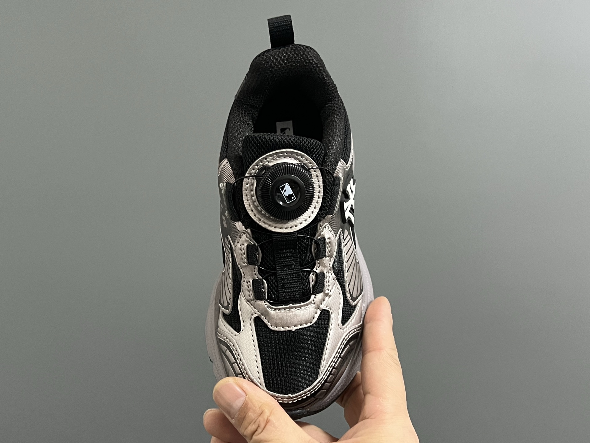 图片[8]-M家春夏新款旋钮网面儿童复古跑鞋 尺码：26-37码 经典MLB系列❤️ 百搭又时髦✨ 精致旋转扣设计，穿脱超方便✌🏻 优质面料拼接，质感满满💯 耐磨防滑大底，满足日常需求✔️-选品中心