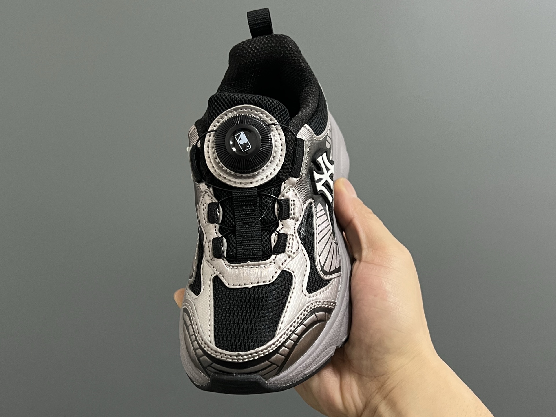 图片[3]-M家春夏新款旋钮网面儿童复古跑鞋 尺码：26-37码 经典MLB系列❤️ 百搭又时髦✨ 精致旋转扣设计，穿脱超方便✌🏻 优质面料拼接，质感满满💯 耐磨防滑大底，满足日常需求✔️-选品中心