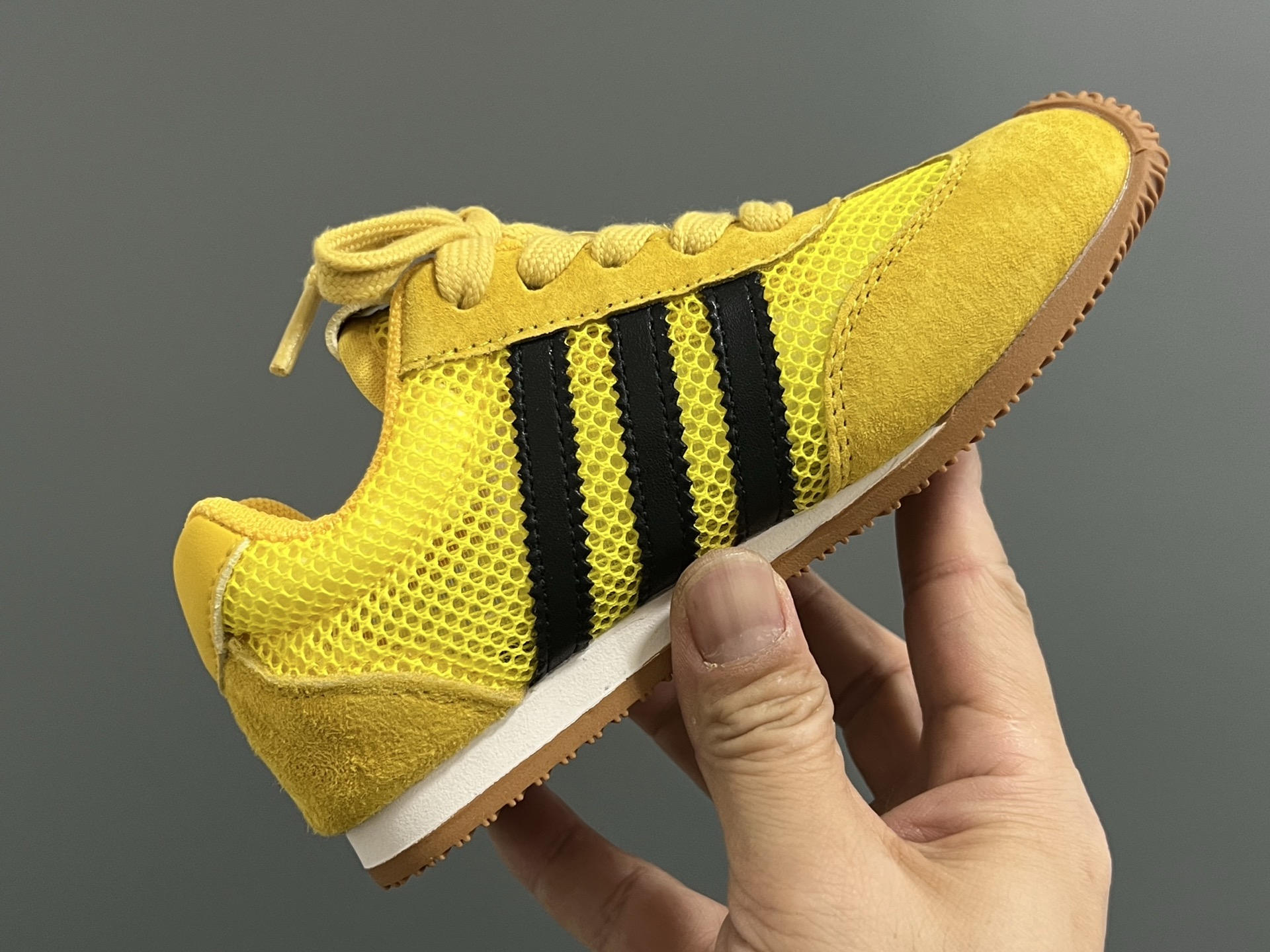 图片[6]-A家新款三条纹网面儿童休闲鞋 尺码：26-37码 百搭又不失时尚的三条纹 透气性网面，舒适不闷脚☁️ 橡胶耐磨防滑大底，脚感超赞👍🏻-选品中心