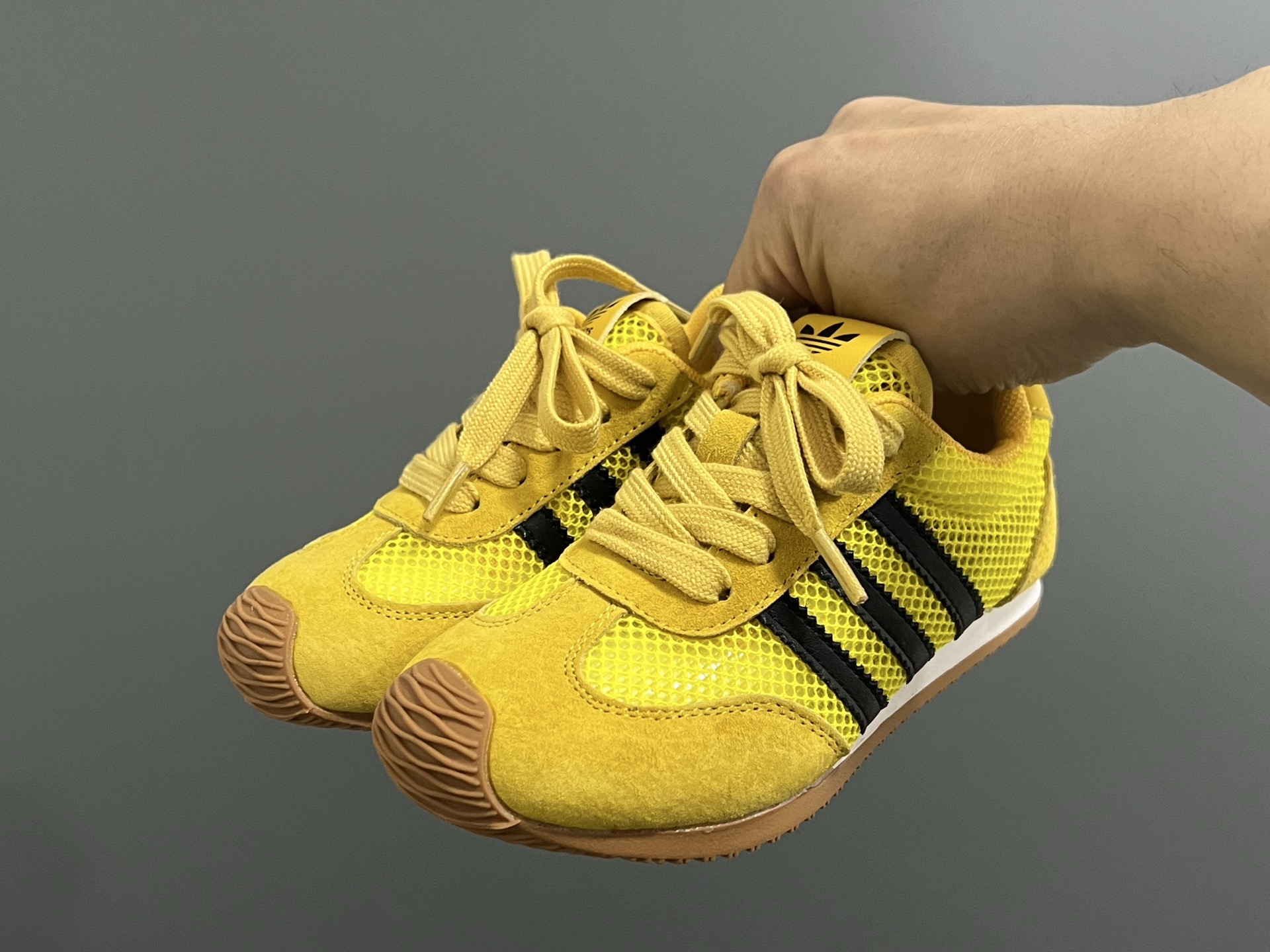 图片[2]-A家新款三条纹网面儿童休闲鞋 尺码：26-37码 百搭又不失时尚的三条纹 透气性网面，舒适不闷脚☁️ 橡胶耐磨防滑大底，脚感超赞👍🏻-选品中心