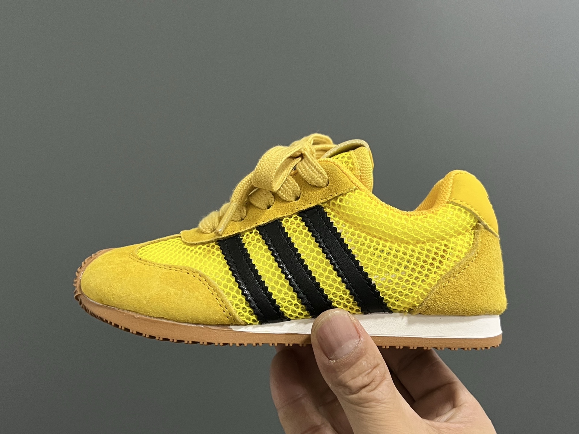 图片[4]-A家新款三条纹网面儿童休闲鞋 尺码：26-37码 百搭又不失时尚的三条纹 透气性网面，舒适不闷脚☁️ 橡胶耐磨防滑大底，脚感超赞👍🏻-选品中心