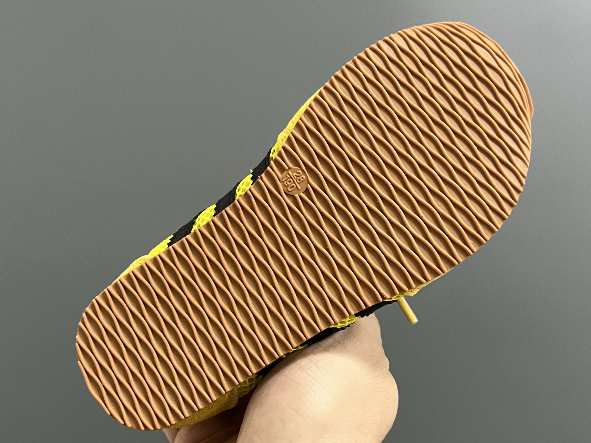 图片[5]-A家新款三条纹网面儿童休闲鞋 尺码：26-37码 百搭又不失时尚的三条纹 透气性网面，舒适不闷脚☁️ 橡胶耐磨防滑大底，脚感超赞👍🏻-选品中心