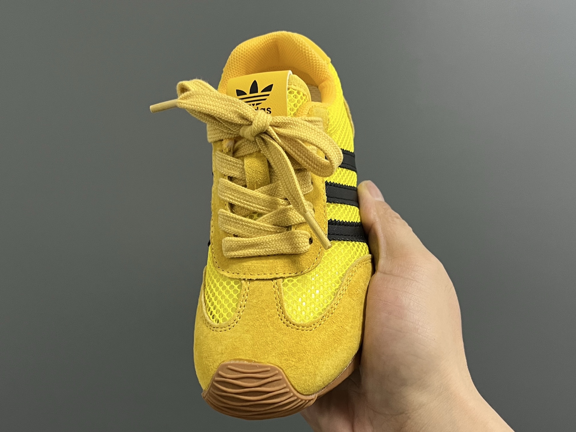 图片[3]-A家新款三条纹网面儿童休闲鞋 尺码：26-37码 百搭又不失时尚的三条纹 透气性网面，舒适不闷脚☁️ 橡胶耐磨防滑大底，脚感超赞👍🏻-选品中心