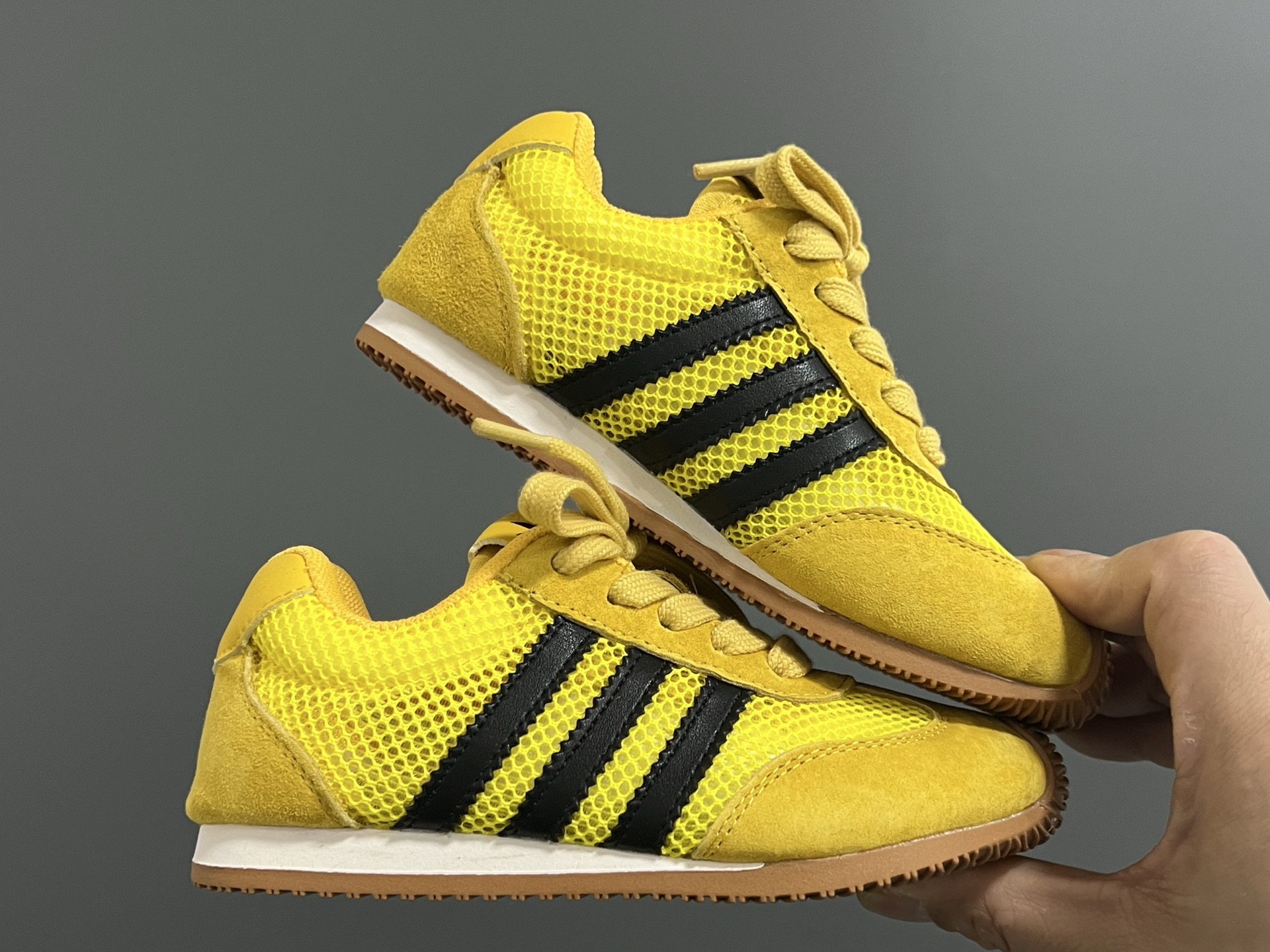 图片[9]-A家新款三条纹网面儿童休闲鞋 尺码：26-37码 百搭又不失时尚的三条纹 透气性网面，舒适不闷脚☁️ 橡胶耐磨防滑大底，脚感超赞👍🏻-选品中心