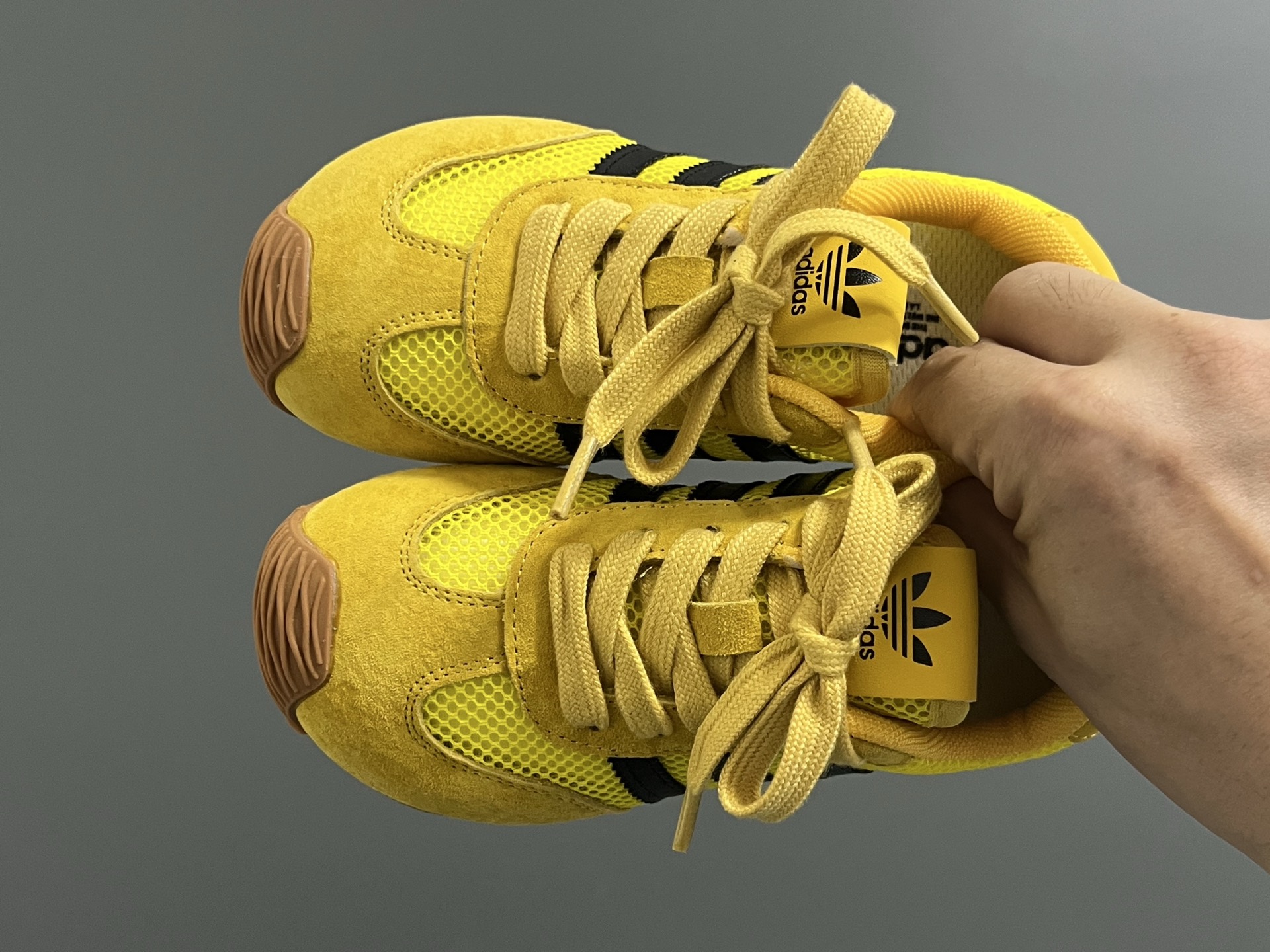 A家新款三条纹网面儿童休闲鞋 尺码：26-37码 百搭又不失时尚的三条纹 透气性网面，舒适不闷脚☁️ 橡胶耐磨防滑大底，脚感超赞👍🏻-选品中心