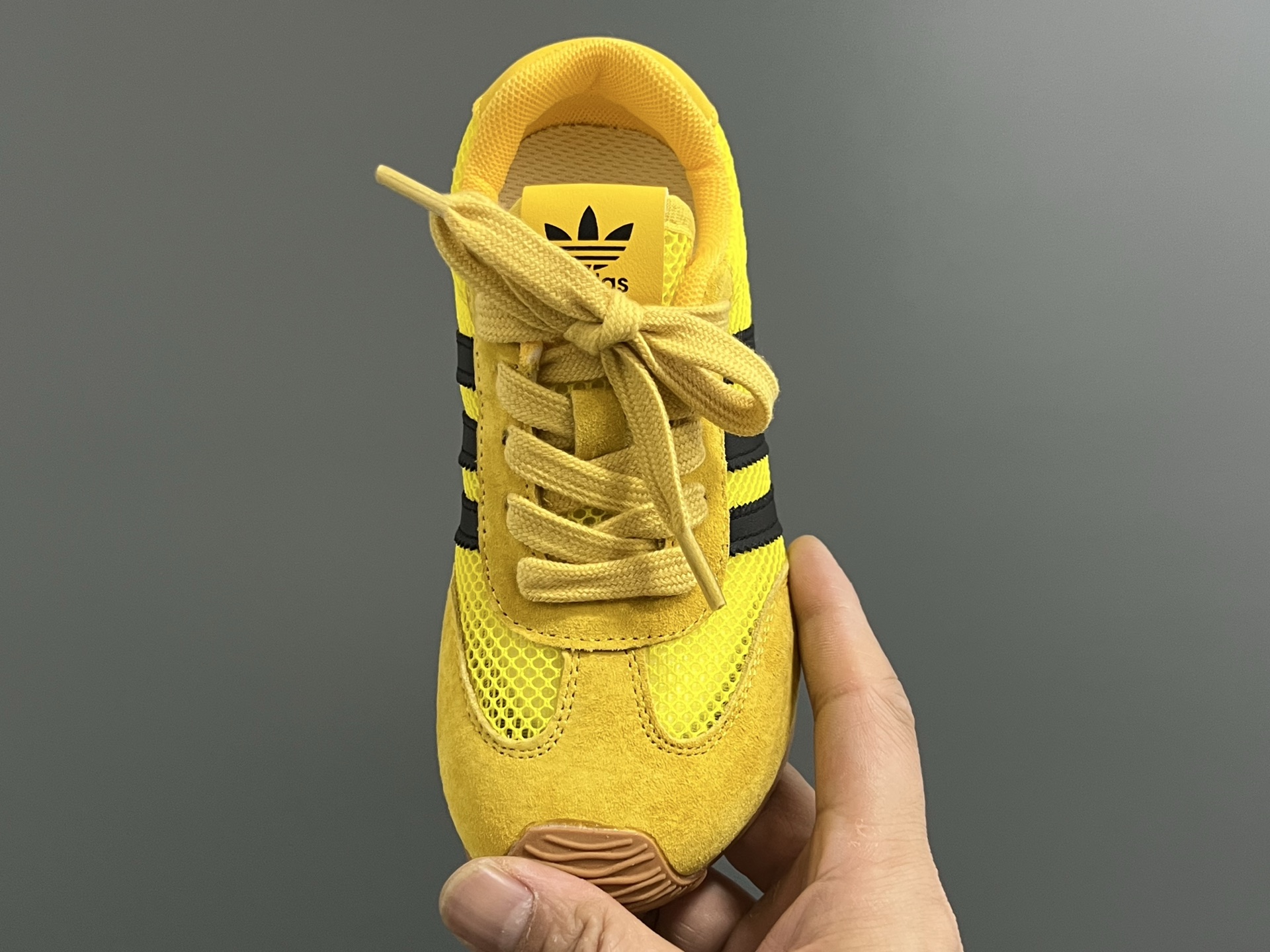 图片[8]-A家新款三条纹网面儿童休闲鞋 尺码：26-37码 百搭又不失时尚的三条纹 透气性网面，舒适不闷脚☁️ 橡胶耐磨防滑大底，脚感超赞👍🏻-选品中心