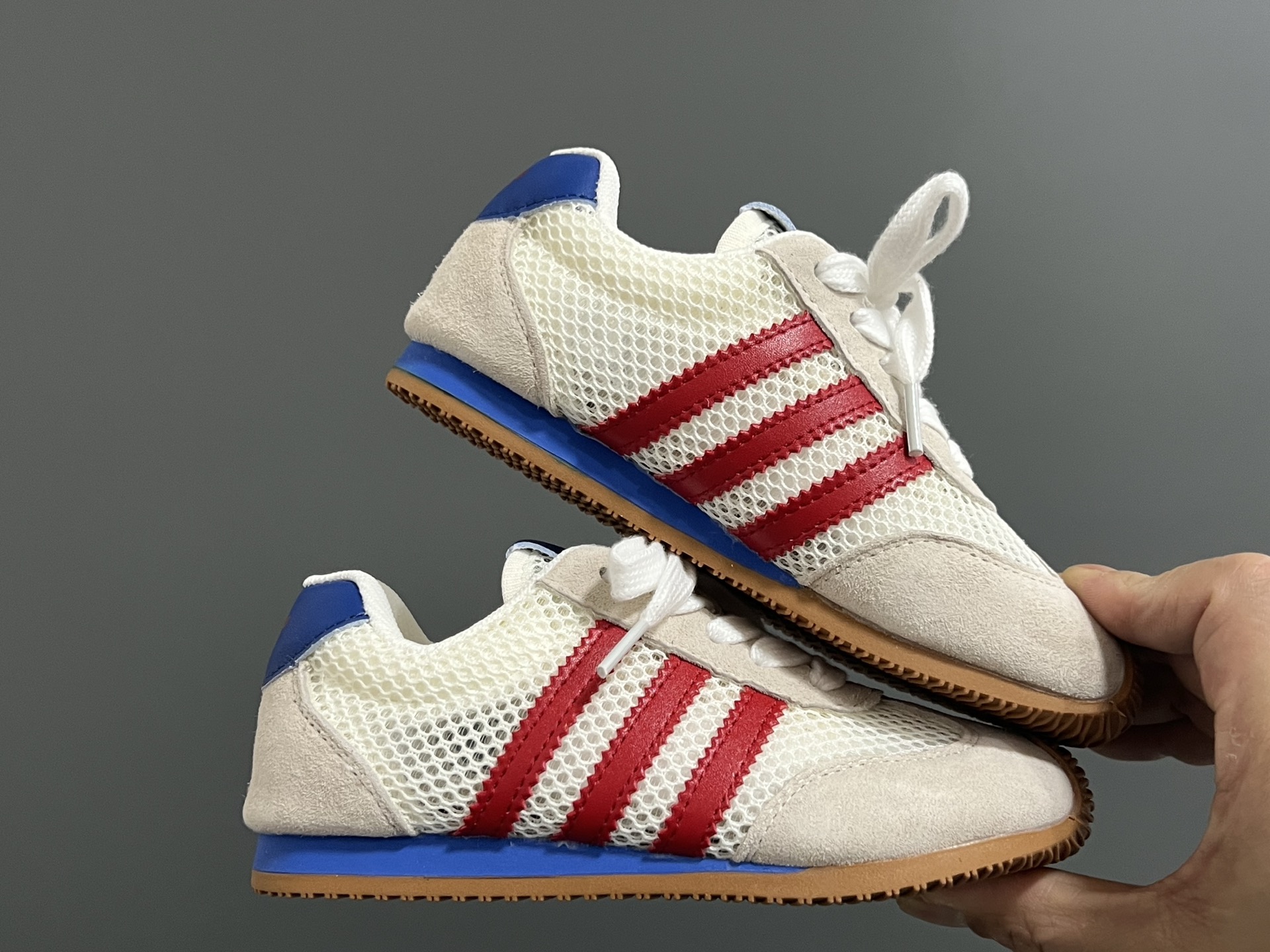 图片[9]-A家新款三条纹网面儿童休闲鞋 尺码：26-37码 百搭又不失时尚的三条纹 透气性网面，舒适不闷脚☁️ 橡胶耐磨防滑大底，脚感超赞👍🏻-选品中心