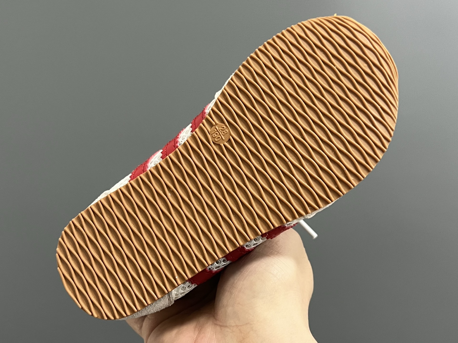 图片[5]-A家新款三条纹网面儿童休闲鞋 尺码：26-37码 百搭又不失时尚的三条纹 透气性网面，舒适不闷脚☁️ 橡胶耐磨防滑大底，脚感超赞👍🏻-选品中心