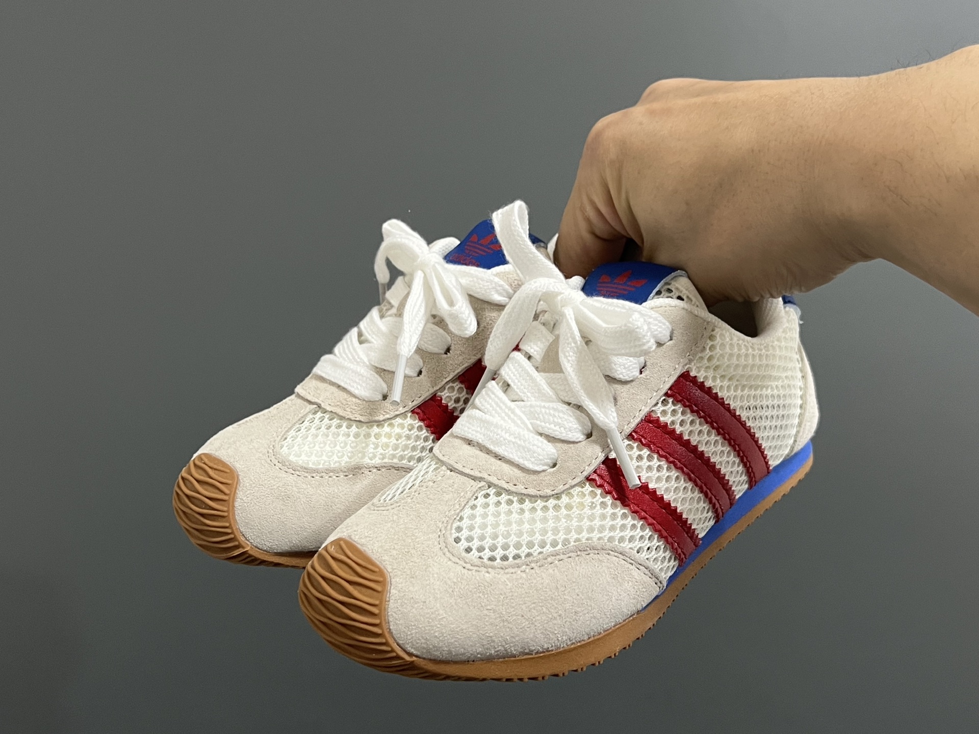 A家新款三条纹网面儿童休闲鞋 尺码：26-37码 百搭又不失时尚的三条纹 透气性网面，舒适不闷脚☁️ 橡胶耐磨防滑大底，脚感超赞👍🏻-选品中心