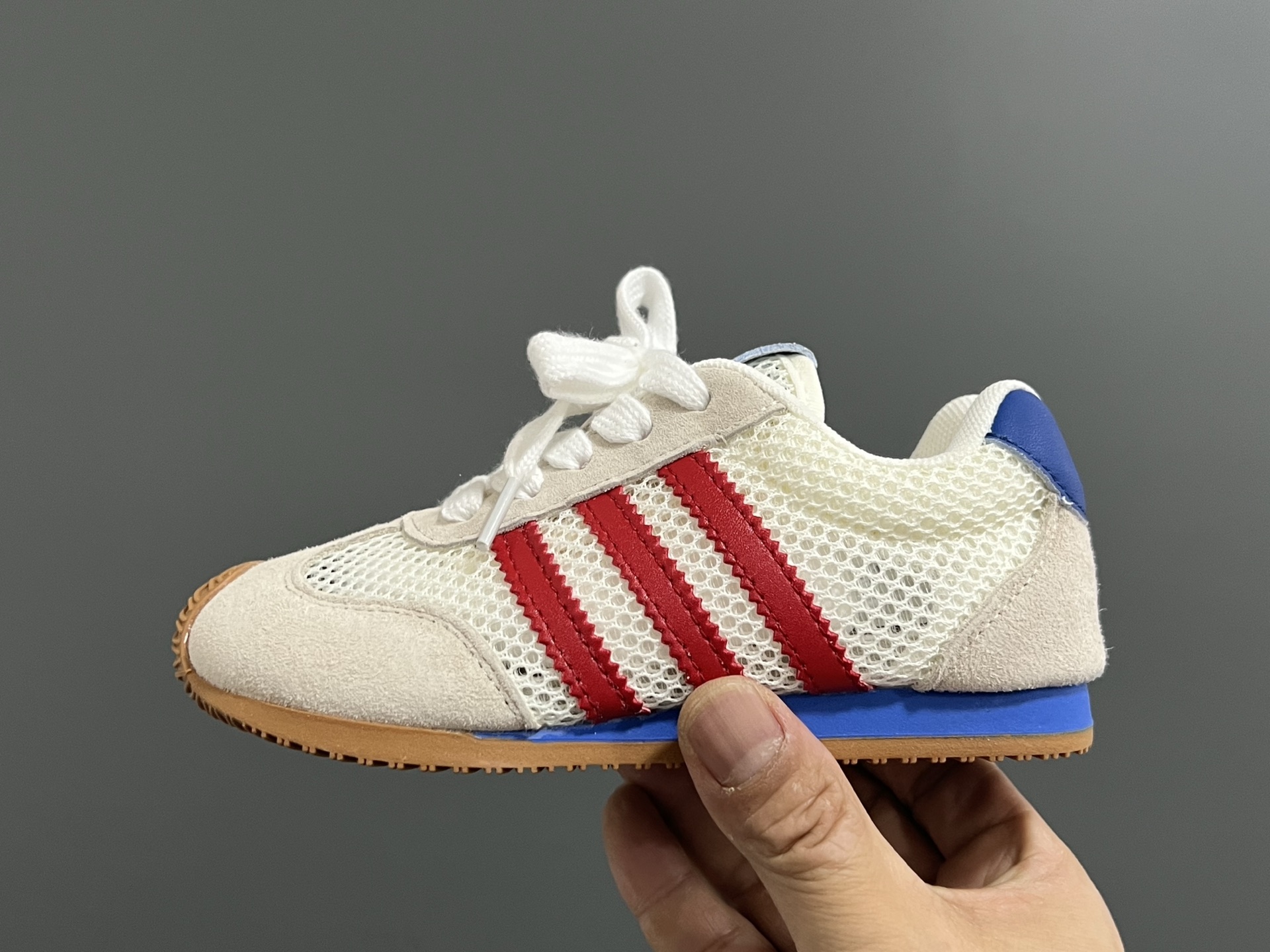 图片[4]-A家新款三条纹网面儿童休闲鞋 尺码：26-37码 百搭又不失时尚的三条纹 透气性网面，舒适不闷脚☁️ 橡胶耐磨防滑大底，脚感超赞👍🏻-选品中心