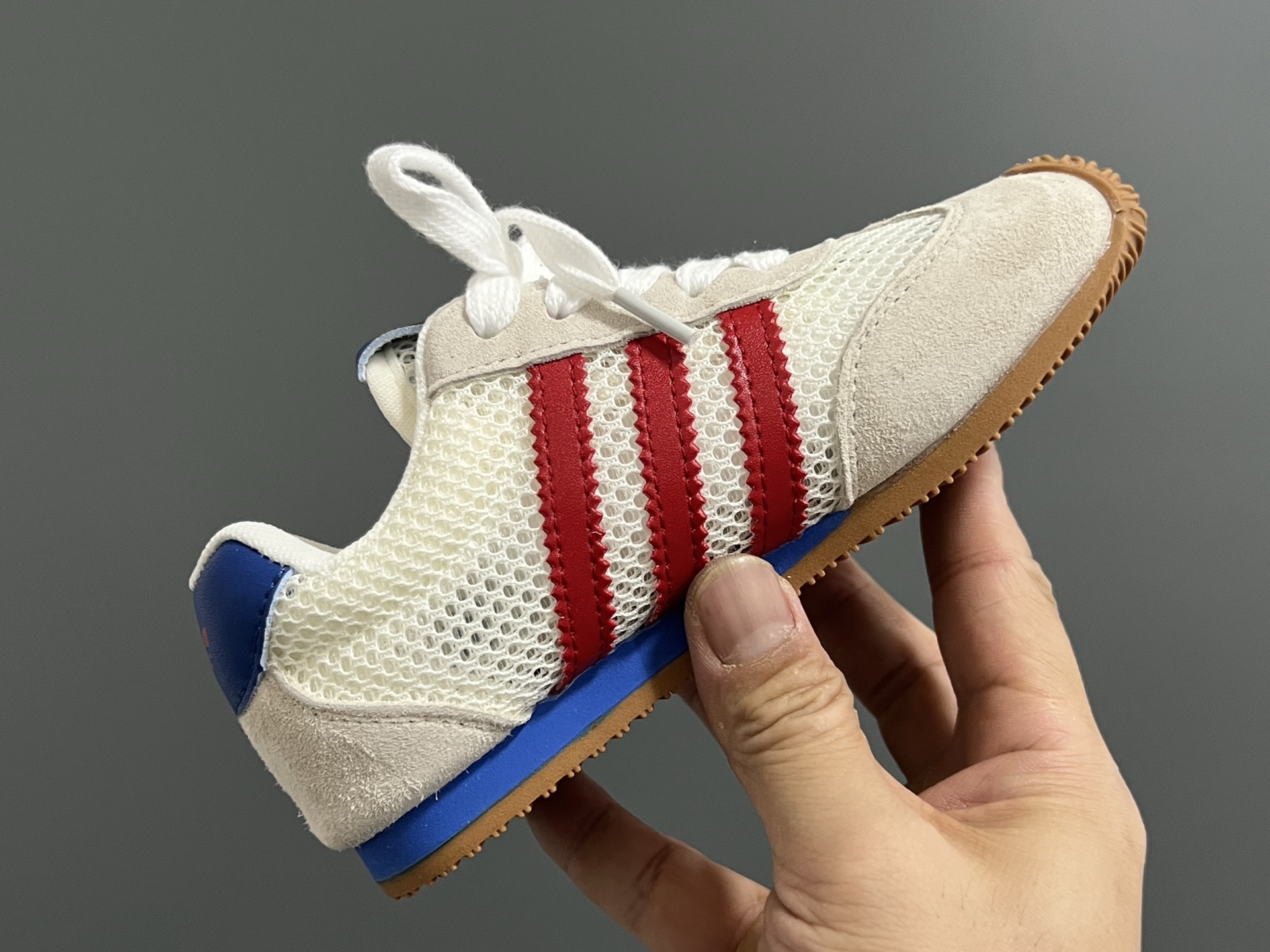 图片[6]-A家新款三条纹网面儿童休闲鞋 尺码：26-37码 百搭又不失时尚的三条纹 透气性网面，舒适不闷脚☁️ 橡胶耐磨防滑大底，脚感超赞👍🏻-选品中心