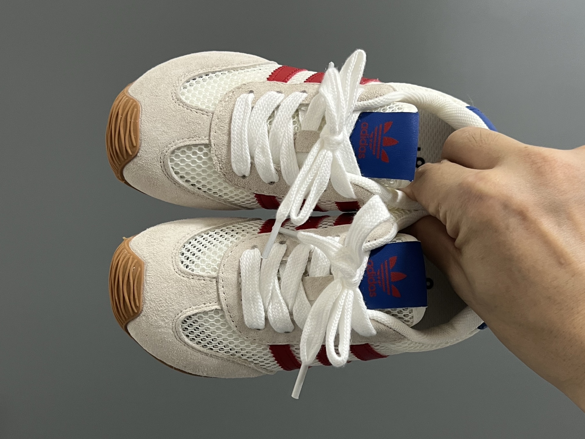 图片[2]-A家新款三条纹网面儿童休闲鞋 尺码：26-37码 百搭又不失时尚的三条纹 透气性网面，舒适不闷脚☁️ 橡胶耐磨防滑大底，脚感超赞👍🏻-选品中心