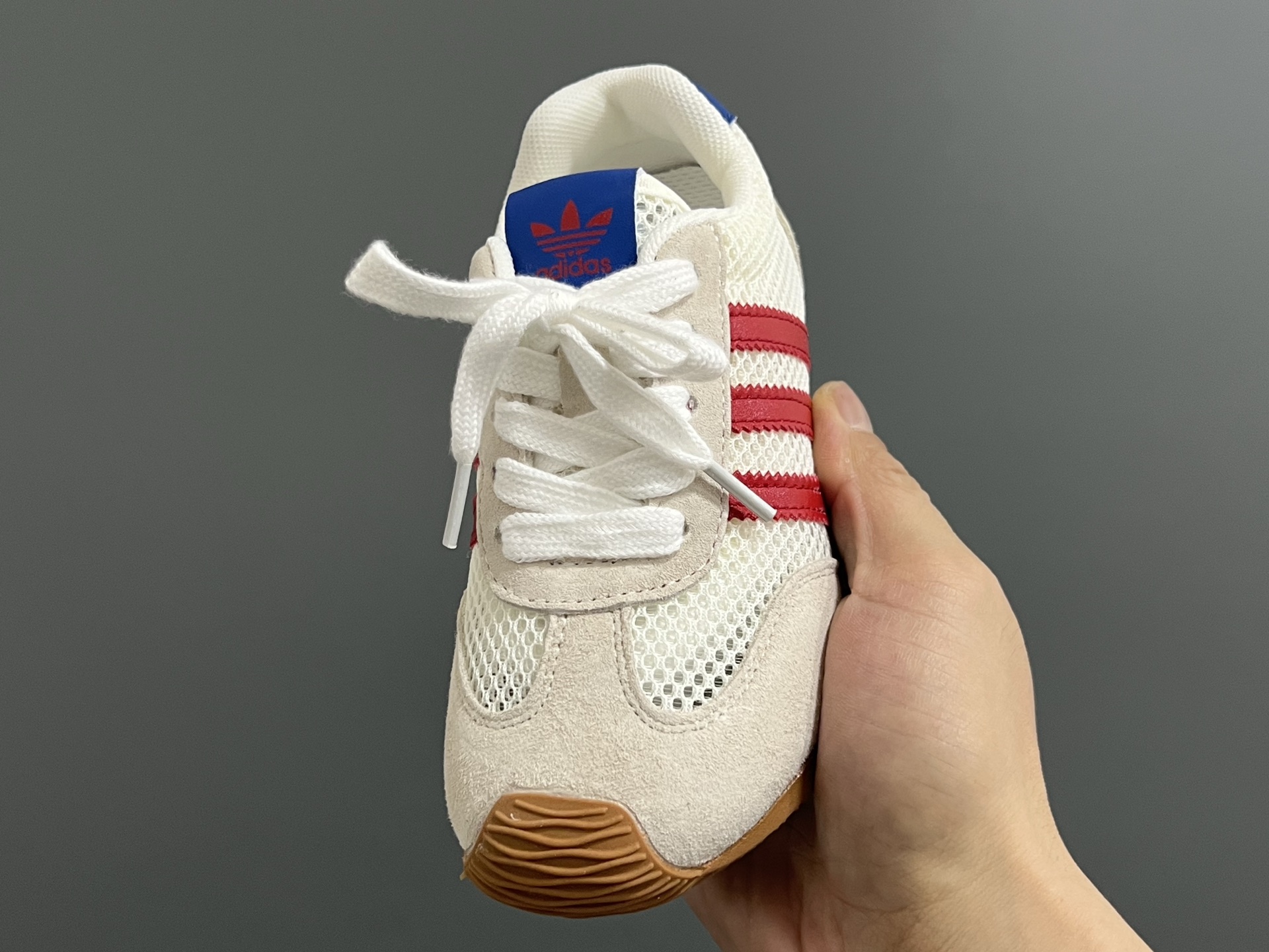 图片[3]-A家新款三条纹网面儿童休闲鞋 尺码：26-37码 百搭又不失时尚的三条纹 透气性网面，舒适不闷脚☁️ 橡胶耐磨防滑大底，脚感超赞👍🏻-选品中心