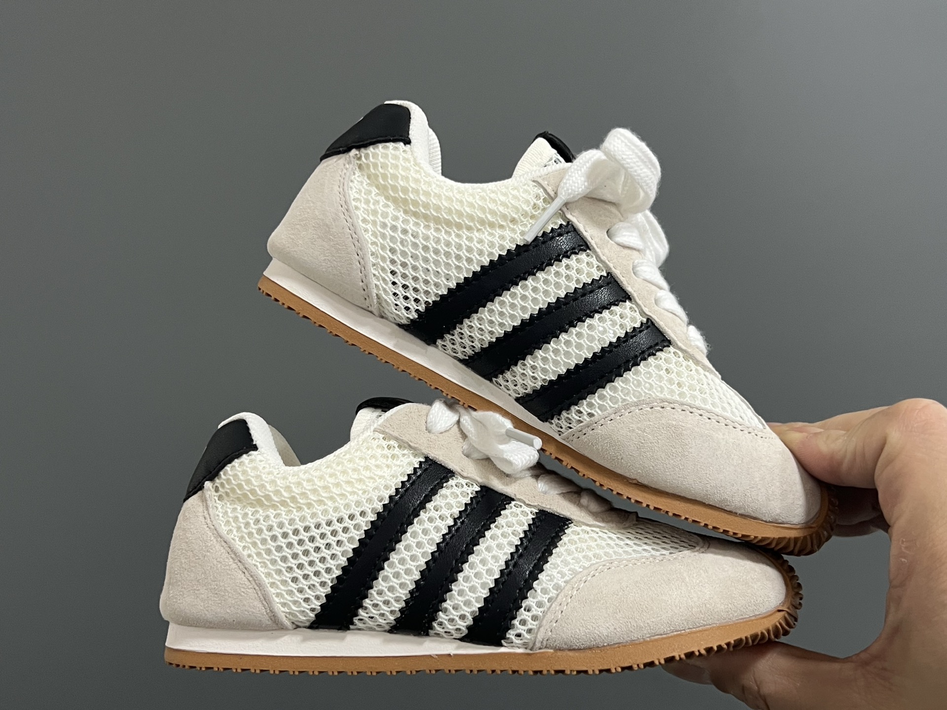 图片[9]-A家新款三条纹网面儿童休闲鞋 尺码：26-37码 百搭又不失时尚的三条纹 透气性网面，舒适不闷脚☁️ 橡胶耐磨防滑大底，脚感超赞👍🏻-选品中心