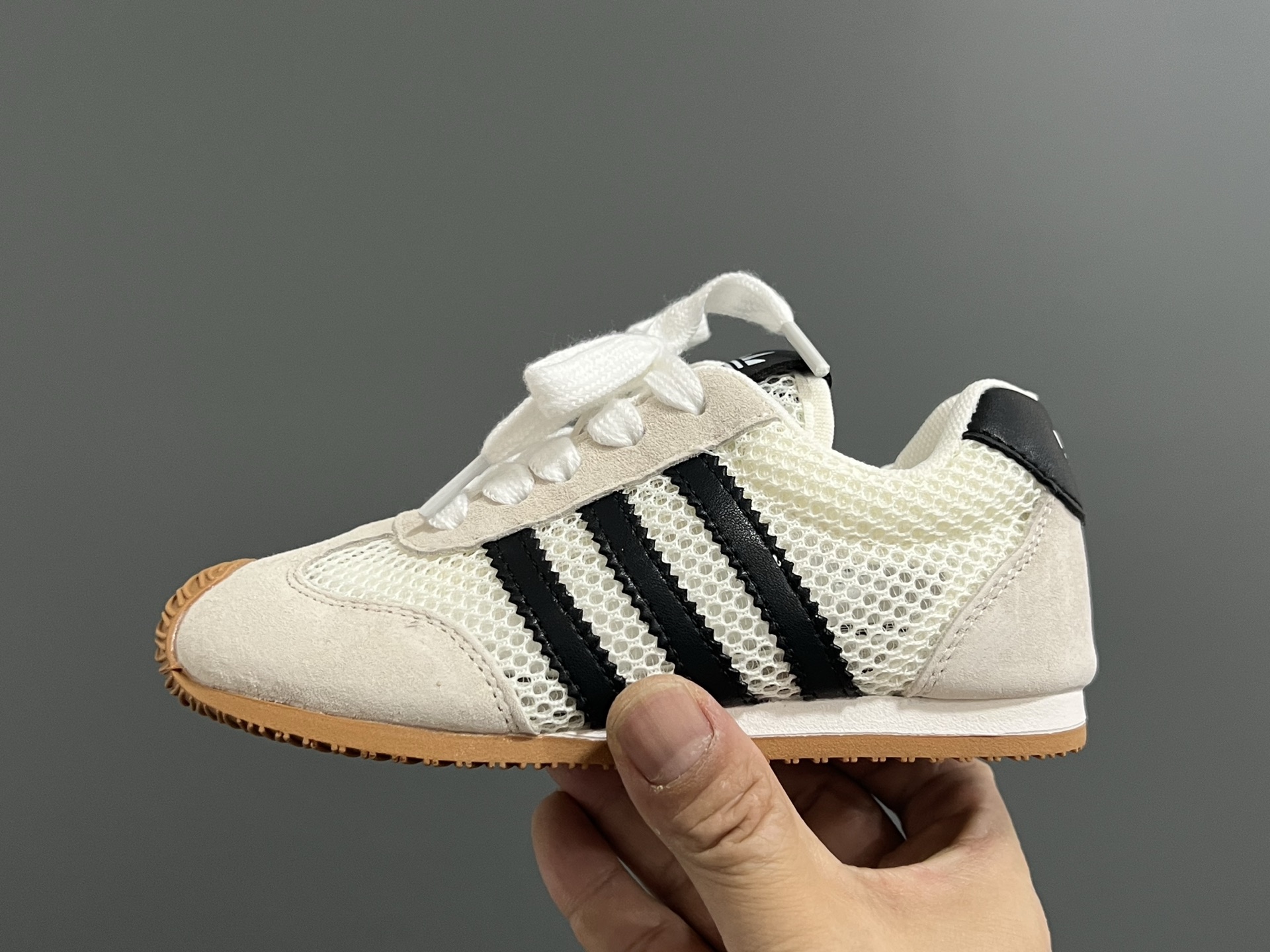 图片[4]-A家新款三条纹网面儿童休闲鞋 尺码：26-37码 百搭又不失时尚的三条纹 透气性网面，舒适不闷脚☁️ 橡胶耐磨防滑大底，脚感超赞👍🏻-选品中心