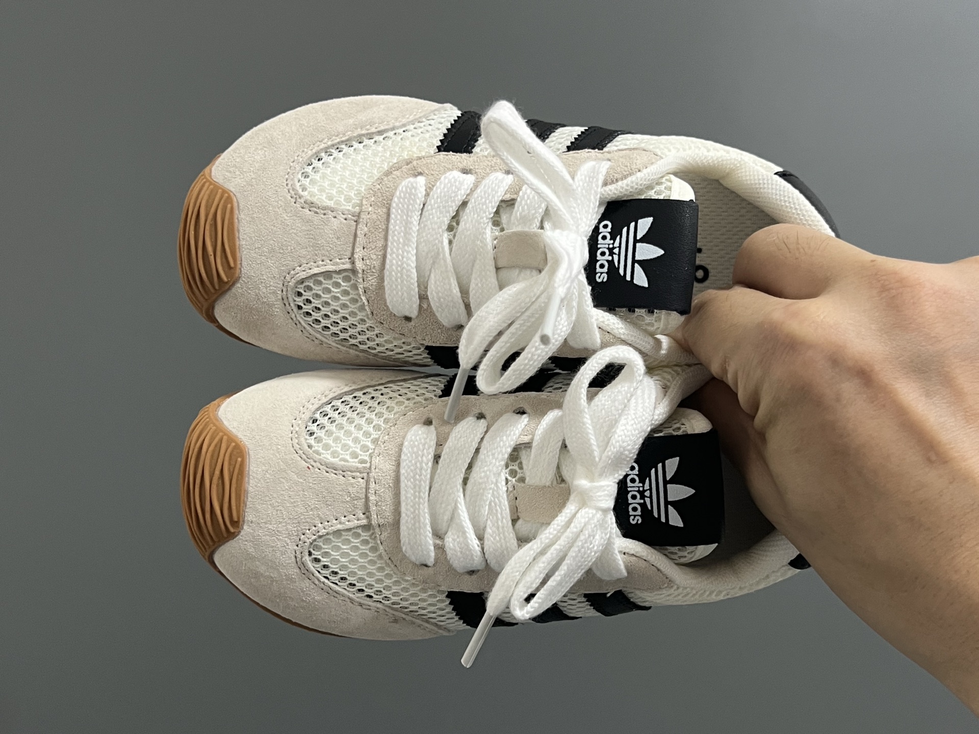 A家新款三条纹网面儿童休闲鞋 尺码：26-37码 百搭又不失时尚的三条纹 透气性网面，舒适不闷脚☁️ 橡胶耐磨防滑大底，脚感超赞👍🏻-选品中心