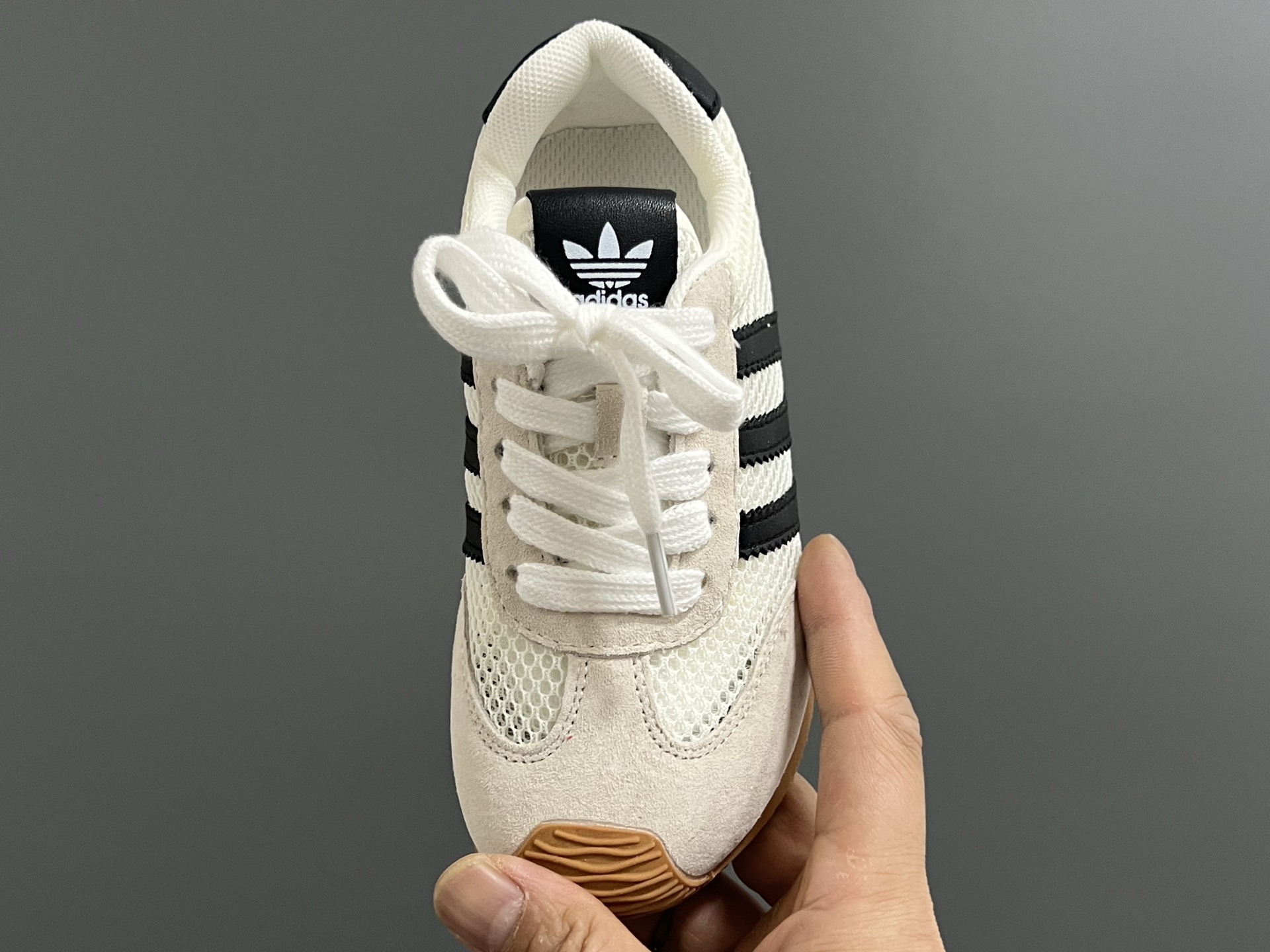 图片[8]-A家新款三条纹网面儿童休闲鞋 尺码：26-37码 百搭又不失时尚的三条纹 透气性网面，舒适不闷脚☁️ 橡胶耐磨防滑大底，脚感超赞👍🏻-选品中心