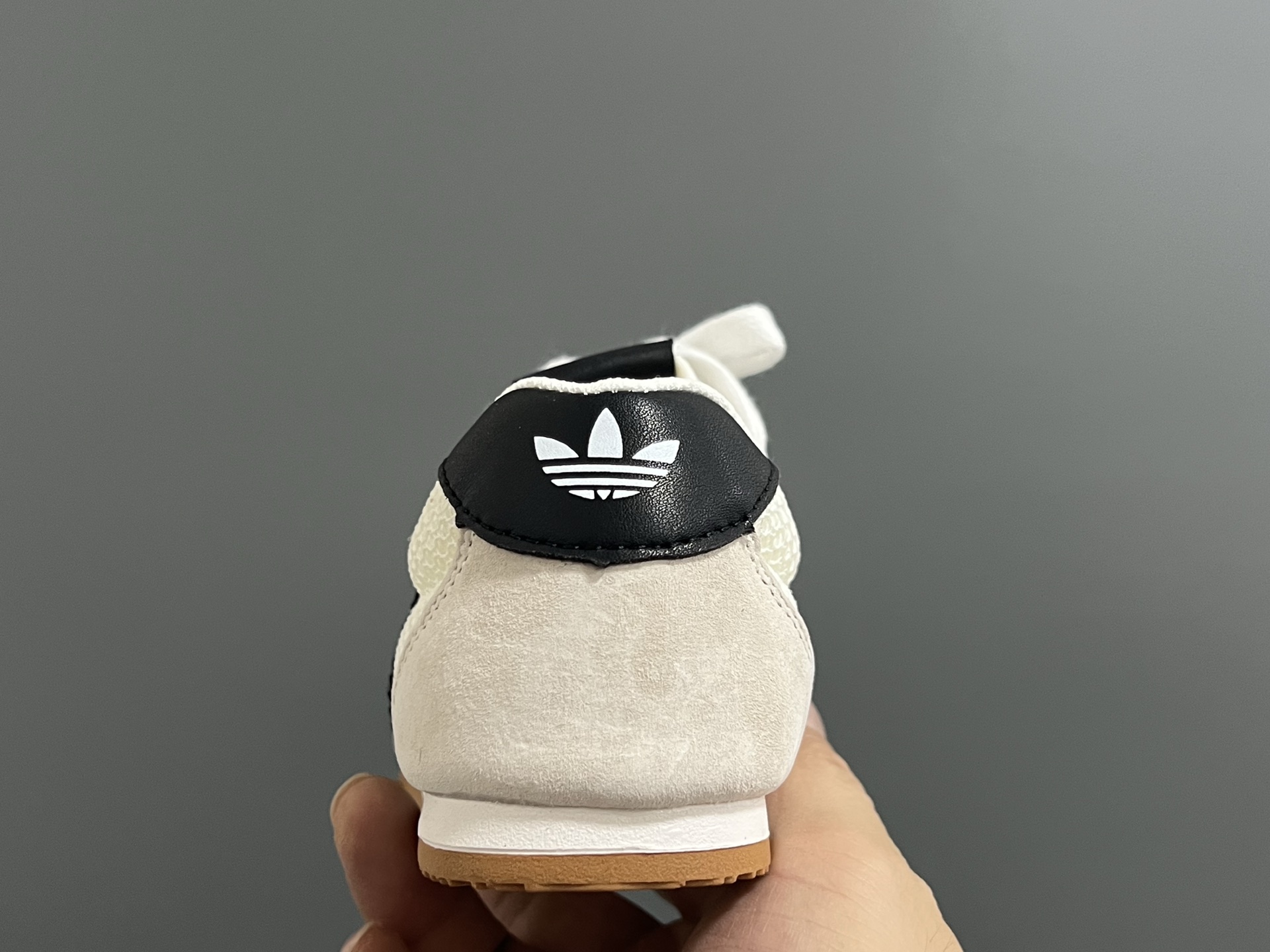 图片[7]-A家新款三条纹网面儿童休闲鞋 尺码：26-37码 百搭又不失时尚的三条纹 透气性网面，舒适不闷脚☁️ 橡胶耐磨防滑大底，脚感超赞👍🏻-选品中心