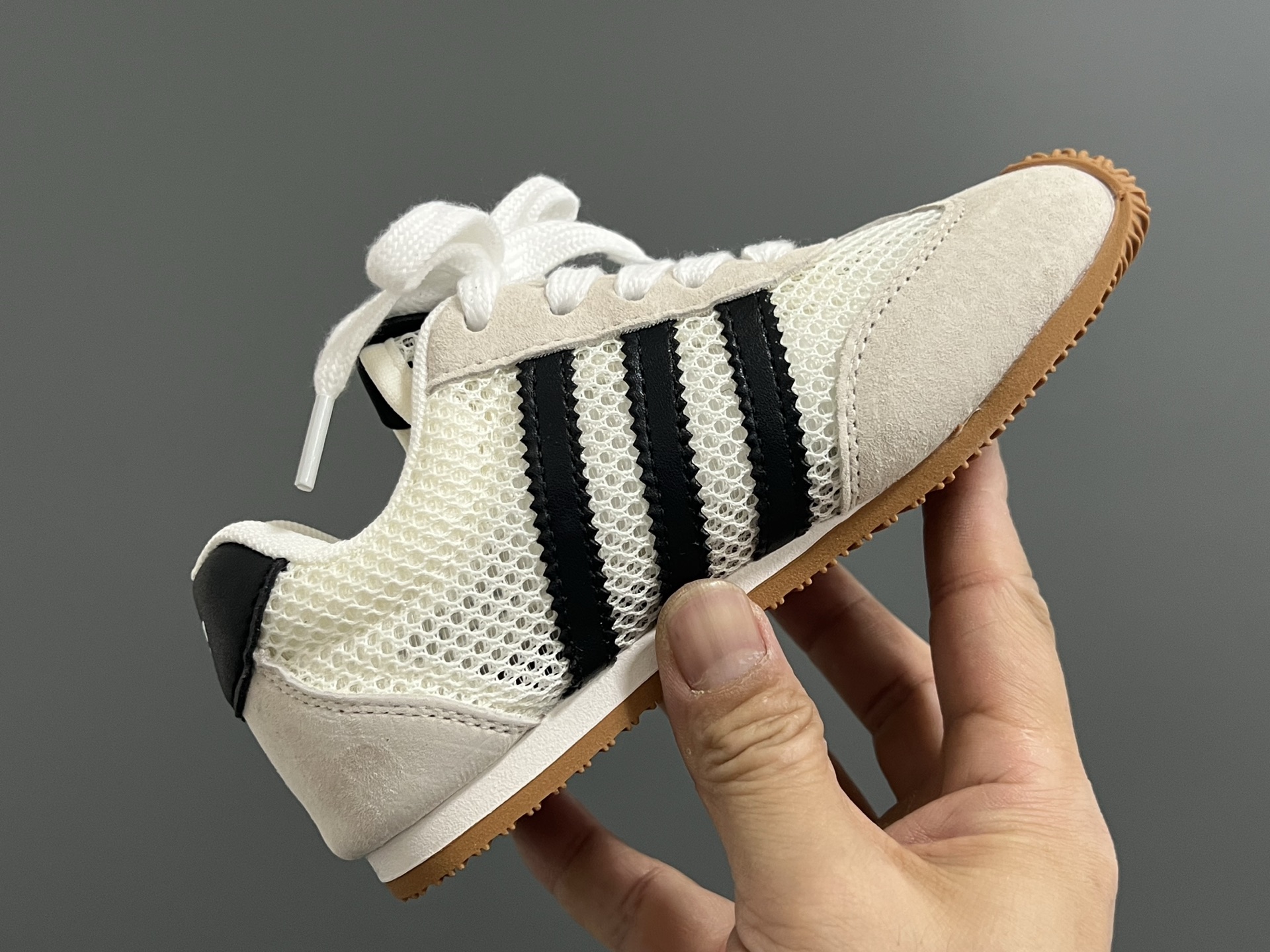 图片[6]-A家新款三条纹网面儿童休闲鞋 尺码：26-37码 百搭又不失时尚的三条纹 透气性网面，舒适不闷脚☁️ 橡胶耐磨防滑大底，脚感超赞👍🏻-选品中心