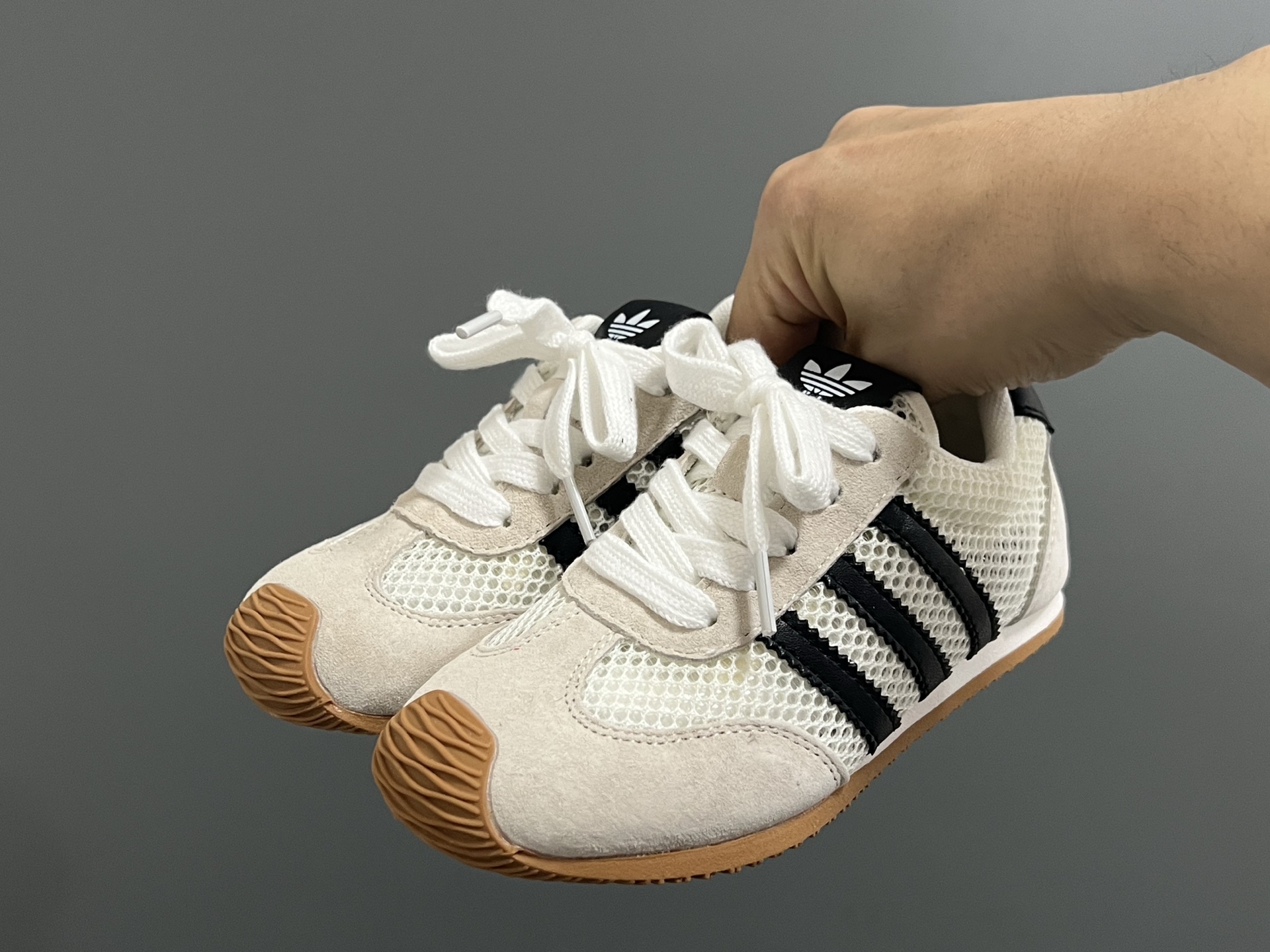 图片[2]-A家新款三条纹网面儿童休闲鞋 尺码：26-37码 百搭又不失时尚的三条纹 透气性网面，舒适不闷脚☁️ 橡胶耐磨防滑大底，脚感超赞👍🏻-选品中心