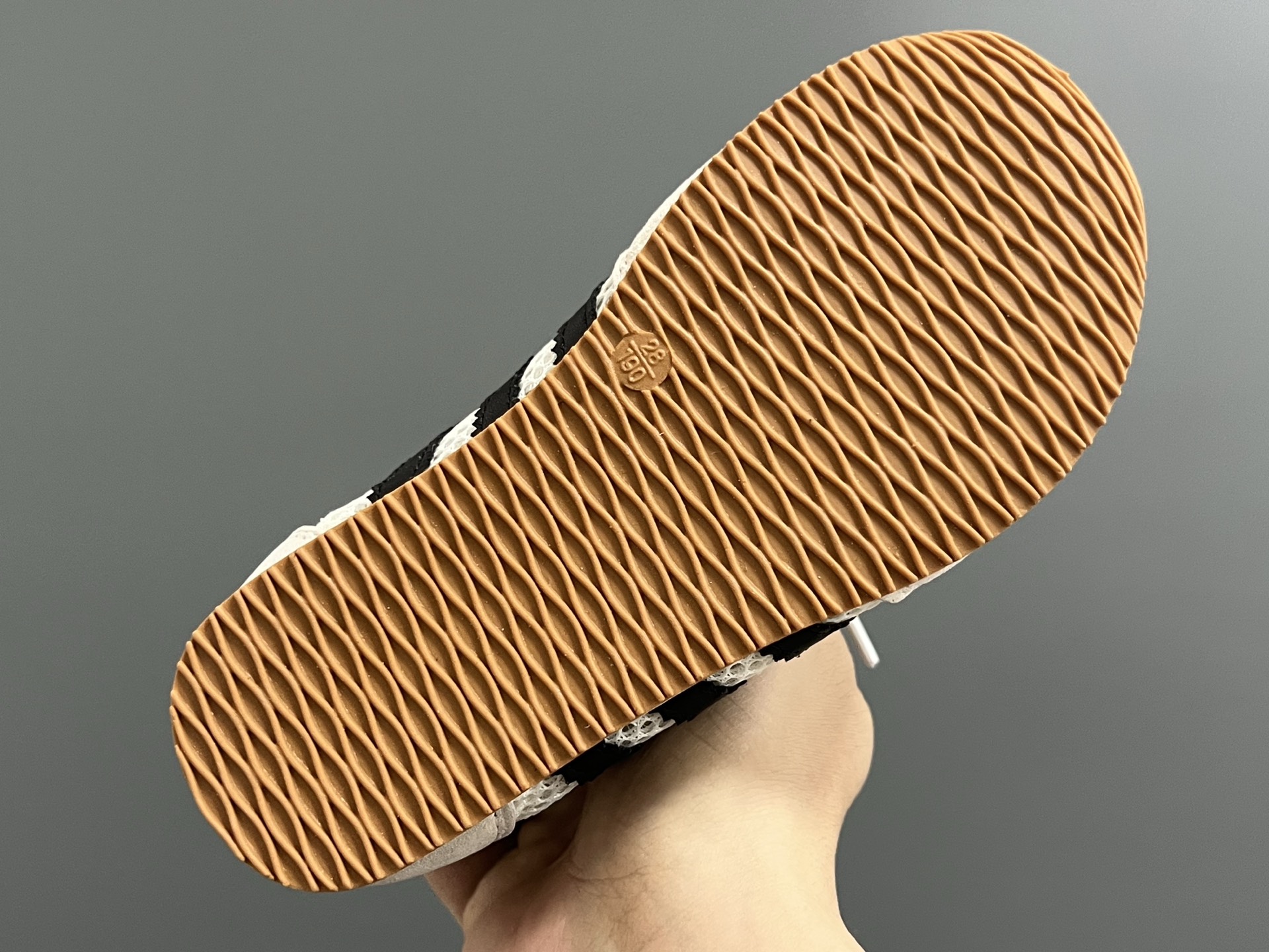 图片[5]-A家新款三条纹网面儿童休闲鞋 尺码：26-37码 百搭又不失时尚的三条纹 透气性网面，舒适不闷脚☁️ 橡胶耐磨防滑大底，脚感超赞👍🏻-选品中心