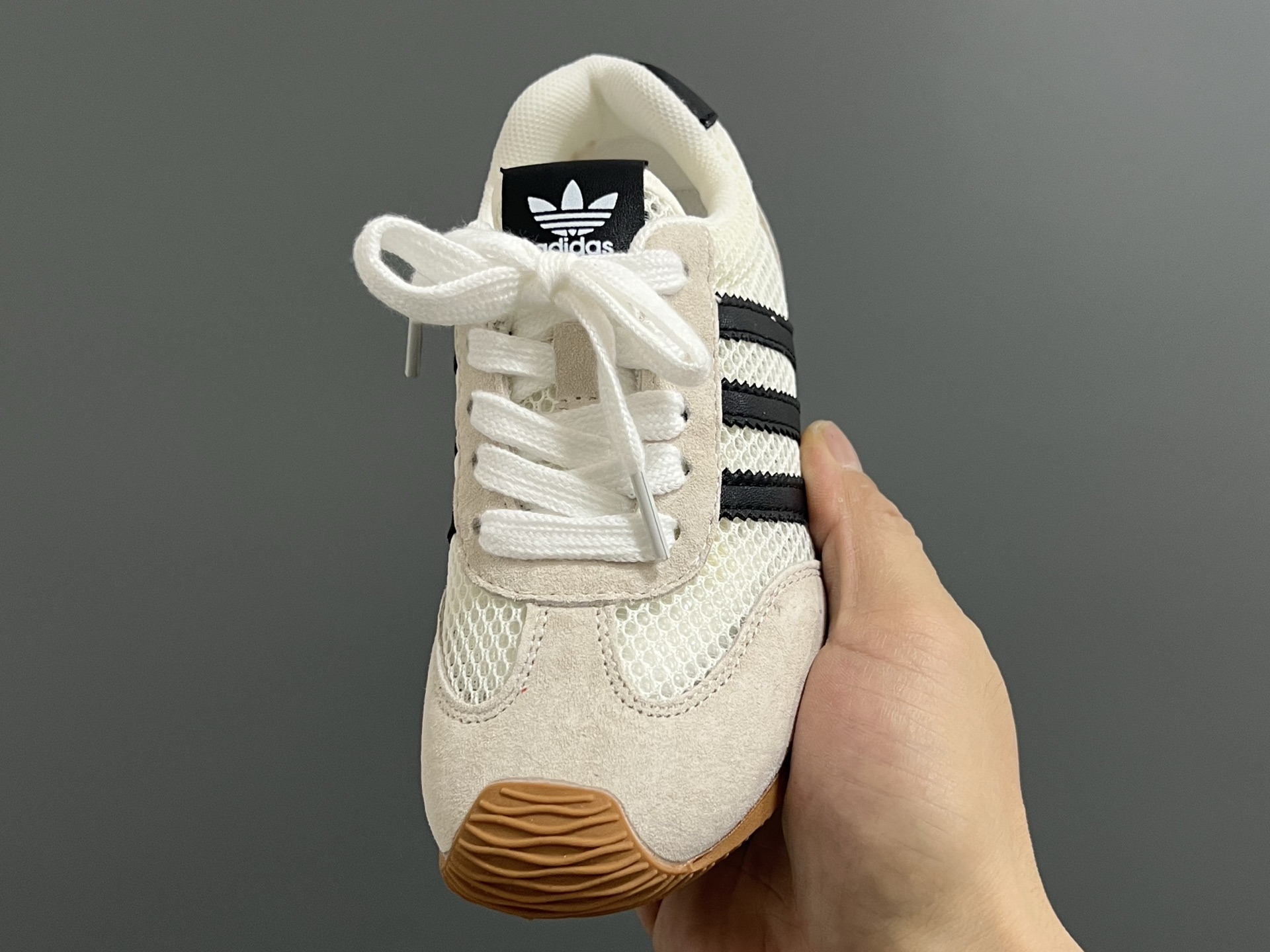 图片[3]-A家新款三条纹网面儿童休闲鞋 尺码：26-37码 百搭又不失时尚的三条纹 透气性网面，舒适不闷脚☁️ 橡胶耐磨防滑大底，脚感超赞👍🏻-选品中心