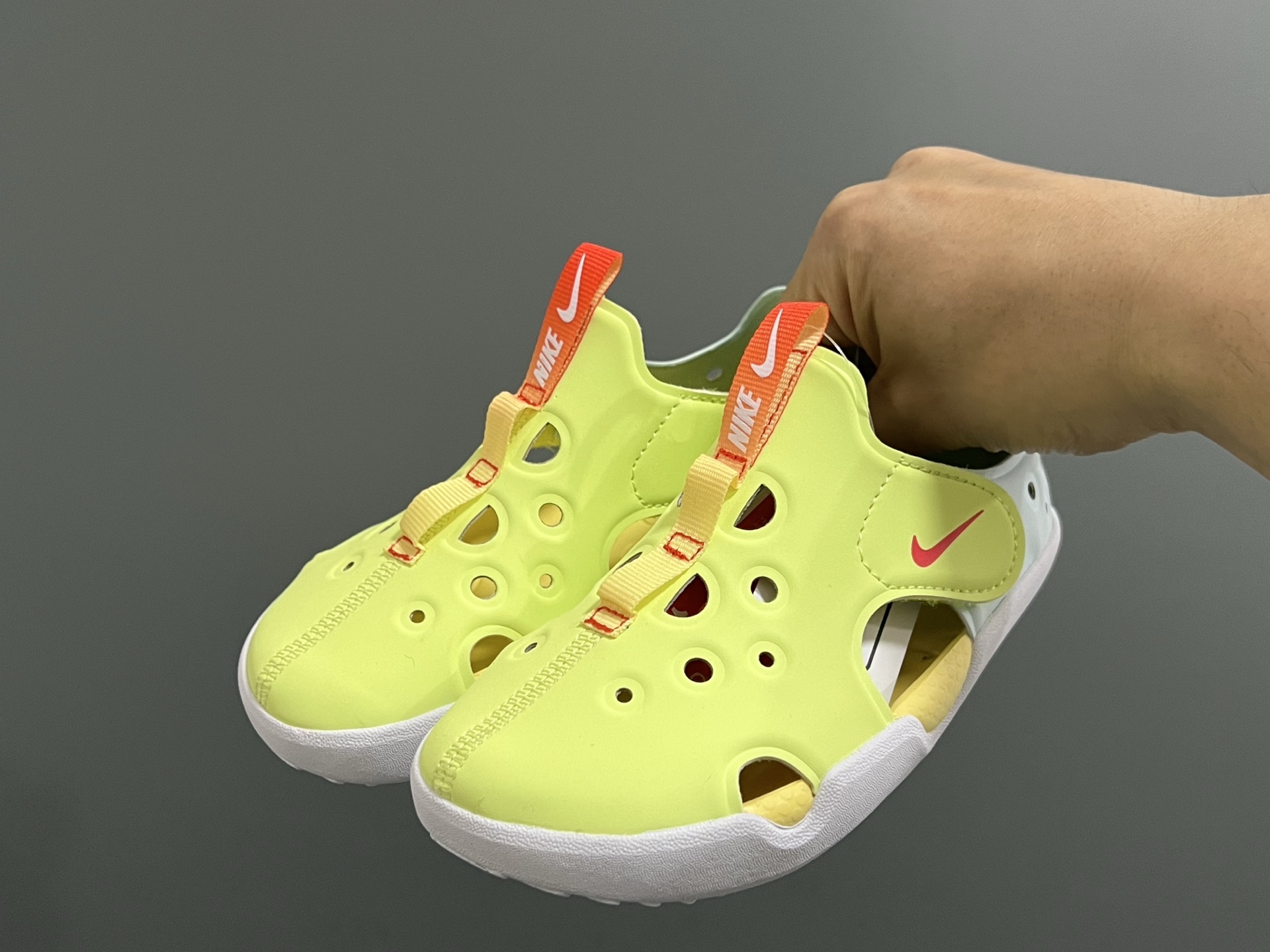 图片[2]-NK新款阳光SUNRAY PROTECT 4代儿童沙滩镂空凉鞋 尺码：22-35码 高端1：1原版定制 优质皮料镂空设计，透气又舒适☁️ 飞翼魔术贴设计，穿脱方便✌🏻 超软内垫，脚感超舒适✔️ 耐磨防滑大底，脚感不言而喻👍🏻-选品中心