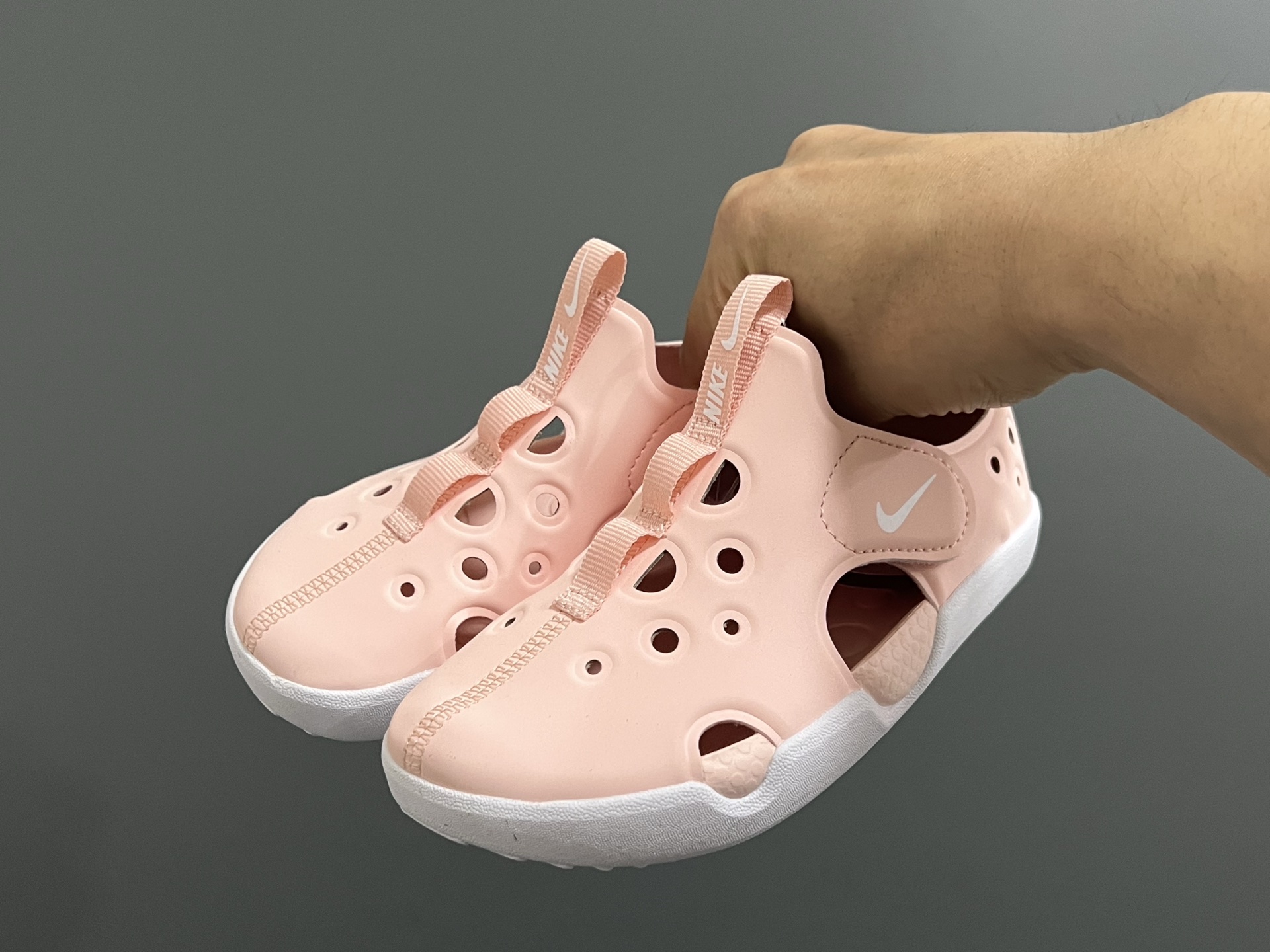 图片[2]-NK新款阳光SUNRAY PROTECT 4代儿童沙滩镂空凉鞋 尺码：22-35码 高端1：1原版定制 优质皮料镂空设计，透气又舒适☁️ 飞翼魔术贴设计，穿脱方便✌🏻 超软内垫，脚感超舒适✔️ 耐磨防滑大底，脚感不言而喻👍🏻-选品中心