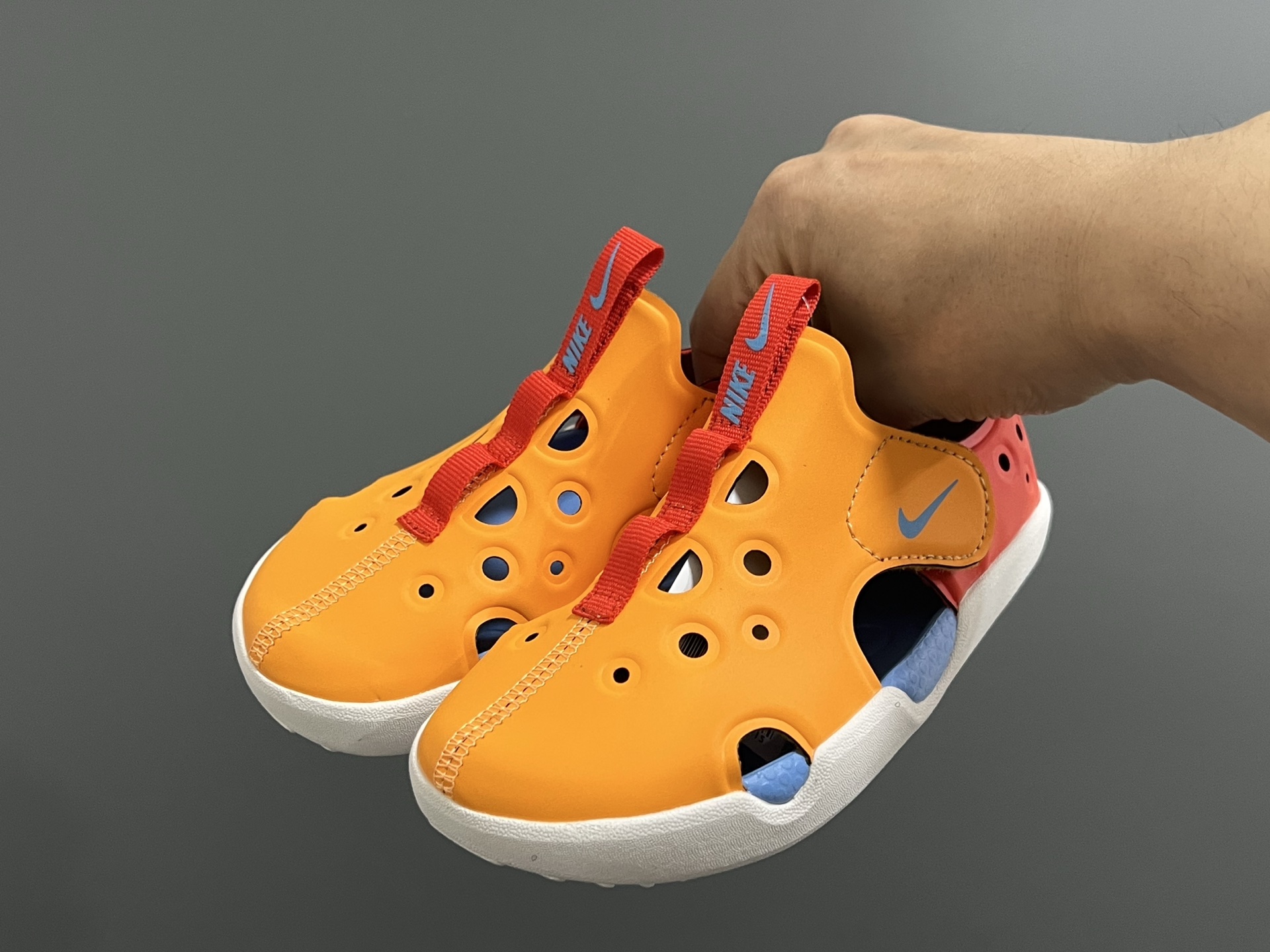 图片[2]-NK新款阳光SUNRAY PROTECT 4代儿童沙滩镂空凉鞋 尺码：22-35码 高端1：1原版定制 优质皮料镂空设计，透气又舒适☁️ 飞翼魔术贴设计，穿脱方便✌🏻 超软内垫，脚感超舒适✔️ 耐磨防滑大底，脚感不言而喻👍🏻-选品中心