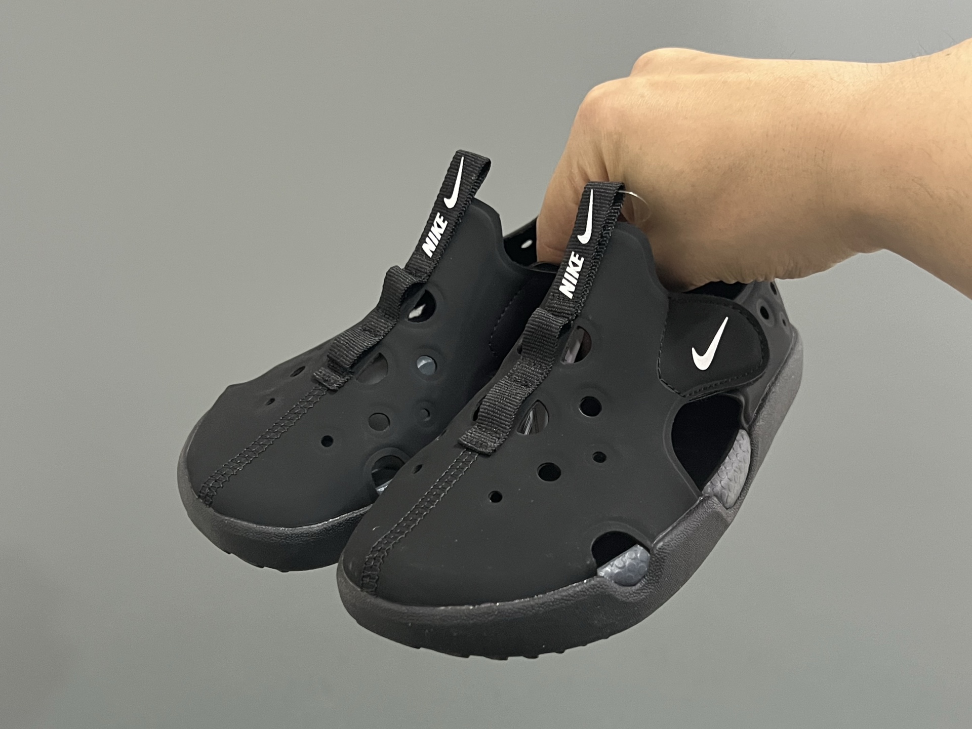 图片[2]-NK新款阳光SUNRAY PROTECT 4代儿童沙滩镂空凉鞋 尺码：22-35码 高端1：1原版定制 优质皮料镂空设计，透气又舒适☁️ 飞翼魔术贴设计，穿脱方便✌🏻 超软内垫，脚感超舒适✔️ 耐磨防滑大底，脚感不言而喻👍🏻-选品中心