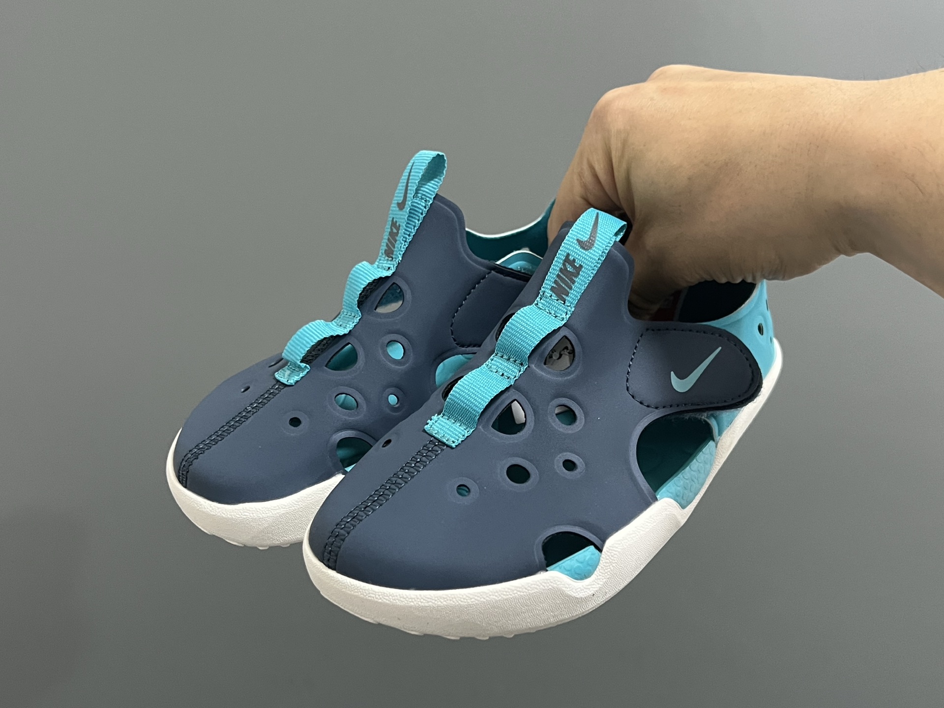 图片[2]-NK新款阳光SUNRAY PROTECT 4代儿童沙滩镂空凉鞋 尺码：22-35码 高端1：1原版定制 优质皮料镂空设计，透气又舒适☁️ 飞翼魔术贴设计，穿脱方便✌🏻 超软内垫，脚感超舒适✔️ 耐磨防滑大底，脚感不言而喻👍🏻-选品中心