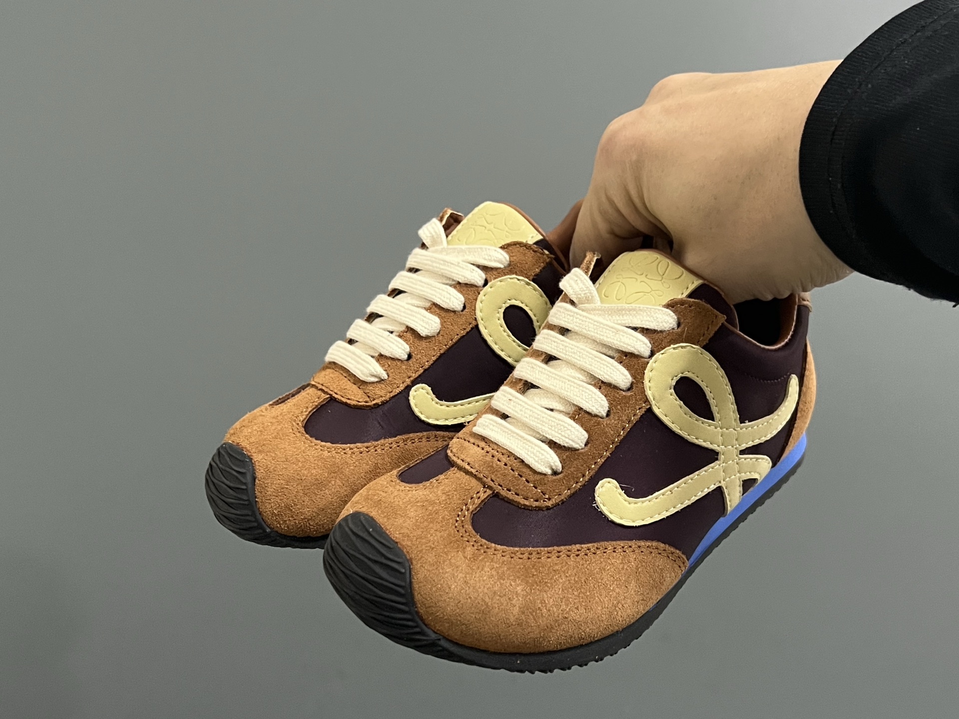 罗意威正确版鞋带儿童休闲鞋 尺码：26-37码 经典罗意威款式🆕 正确版不对称鞋头设计👍🏻 优质皮料拼接，质感满满💯 附赠鞋带扣，穿脱超方便✌🏻 橡胶耐磨防滑大底，脚感超舒适☁️-选品中心