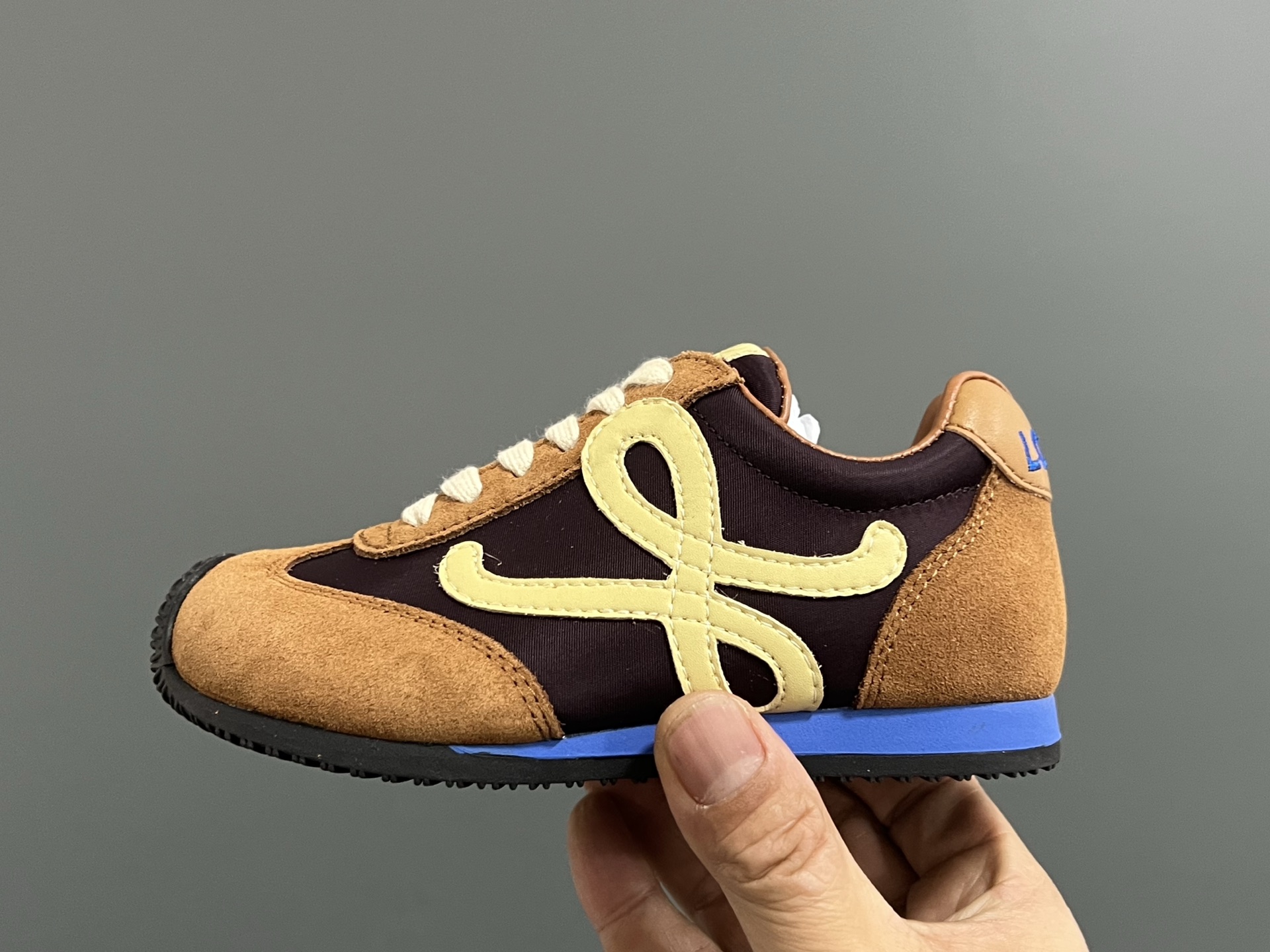 图片[4]-罗意威正确版鞋带儿童休闲鞋 尺码：26-37码 经典罗意威款式🆕 正确版不对称鞋头设计👍🏻 优质皮料拼接，质感满满💯 附赠鞋带扣，穿脱超方便✌🏻 橡胶耐磨防滑大底，脚感超舒适☁️-选品中心