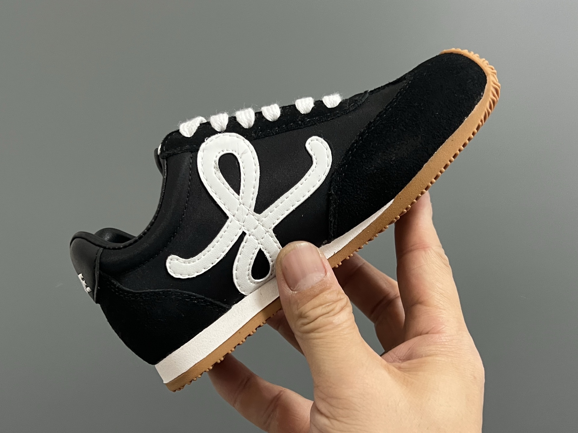 图片[5]-罗意威正确版鞋带儿童休闲鞋 尺码：26-37码 经典罗意威款式🆕 正确版不对称鞋头设计👍🏻 优质皮料拼接，质感满满💯 附赠鞋带扣，穿脱超方便✌🏻 橡胶耐磨防滑大底，脚感超舒适☁️-选品中心