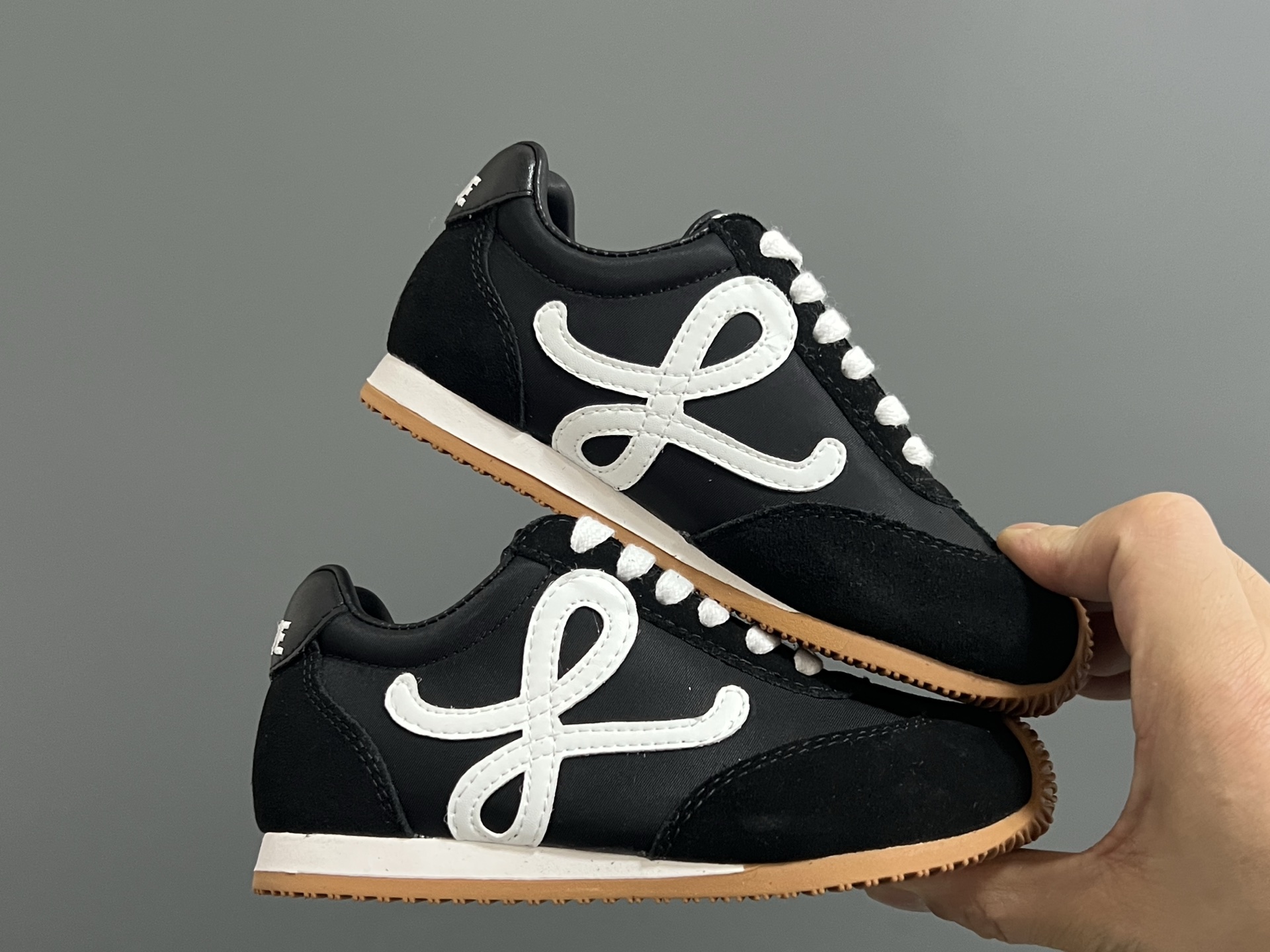 图片[9]-罗意威正确版鞋带儿童休闲鞋 尺码：26-37码 经典罗意威款式🆕 正确版不对称鞋头设计👍🏻 优质皮料拼接，质感满满💯 附赠鞋带扣，穿脱超方便✌🏻 橡胶耐磨防滑大底，脚感超舒适☁️-选品中心